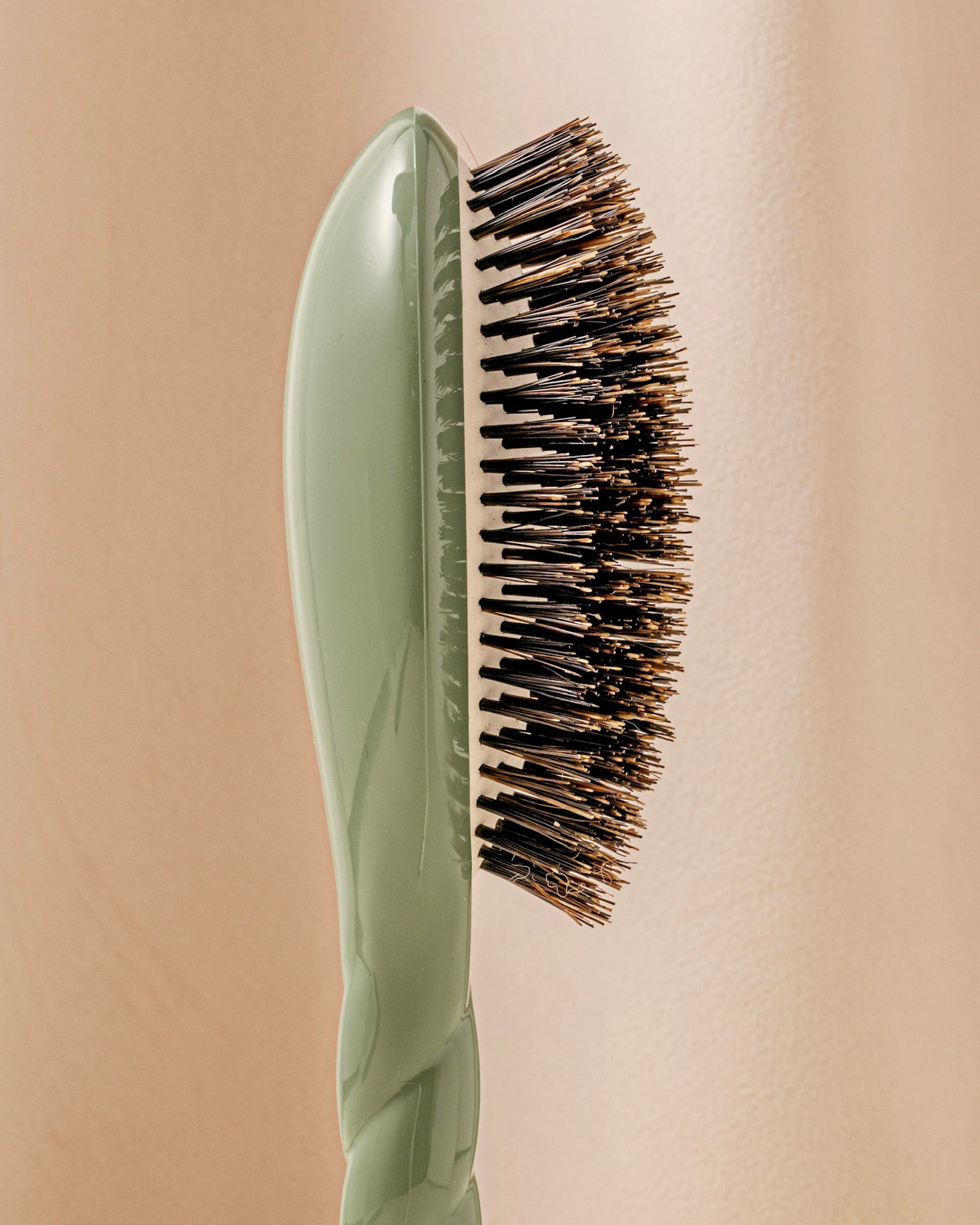la-bonne-brosse-n-01-la-brosse-brillance-soin-l-universelle-vert-amande image 3