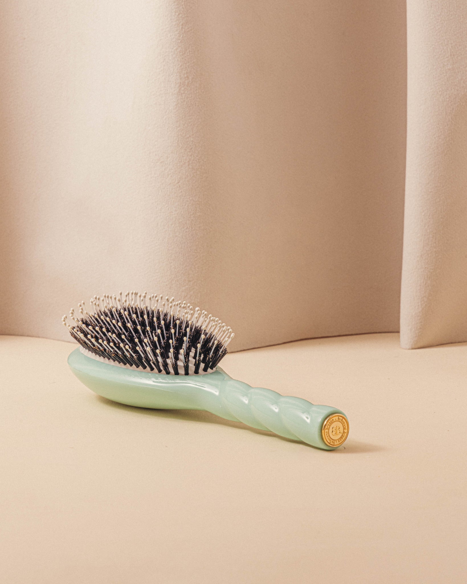 la-bonne-brosse-n-03-la-brosse-cuir-chevelu-sensible-l-indispensable-douceur-ble image 5