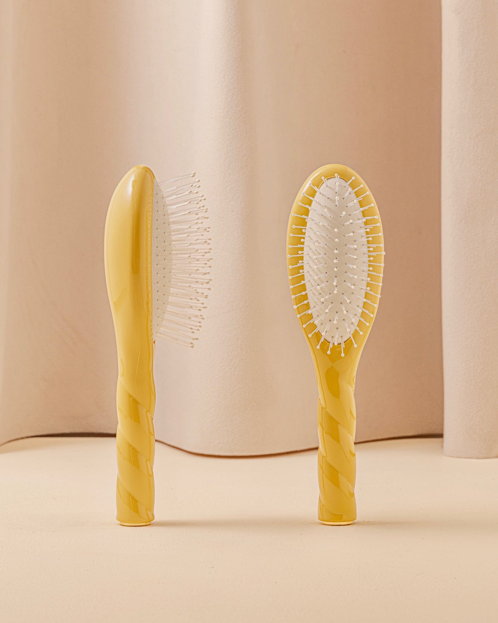 la-bonne-brosse-n-04-la-petite-brosse-d-m-lante-massante-la-miracle-jaune-safran image 1