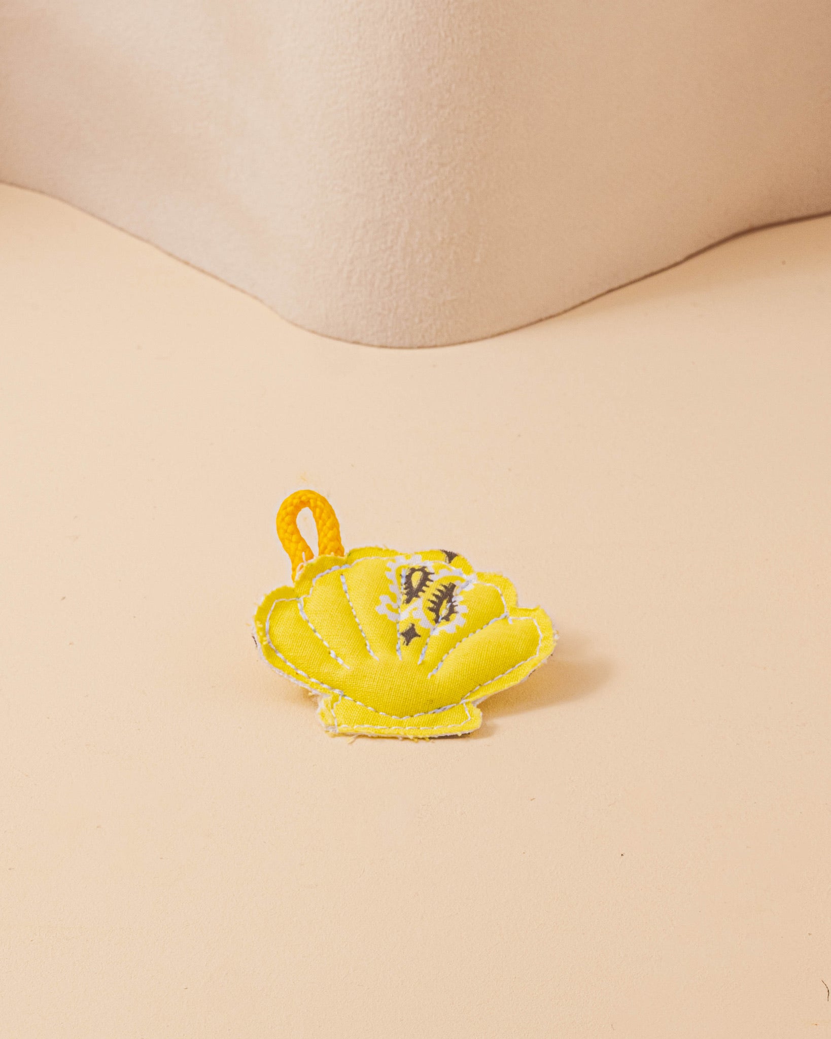 la-bonne-brosse-x-call-it-by-your-name-coque-bandana-jaune-p-le-shell-charms-acc image 1