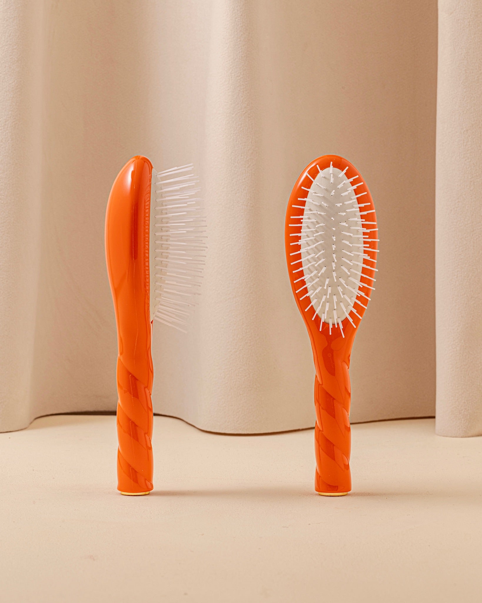 la-bonne-brosse-n-07-intense-small-brosse-d-m-lante-stimulante-orange-seventies- image 1