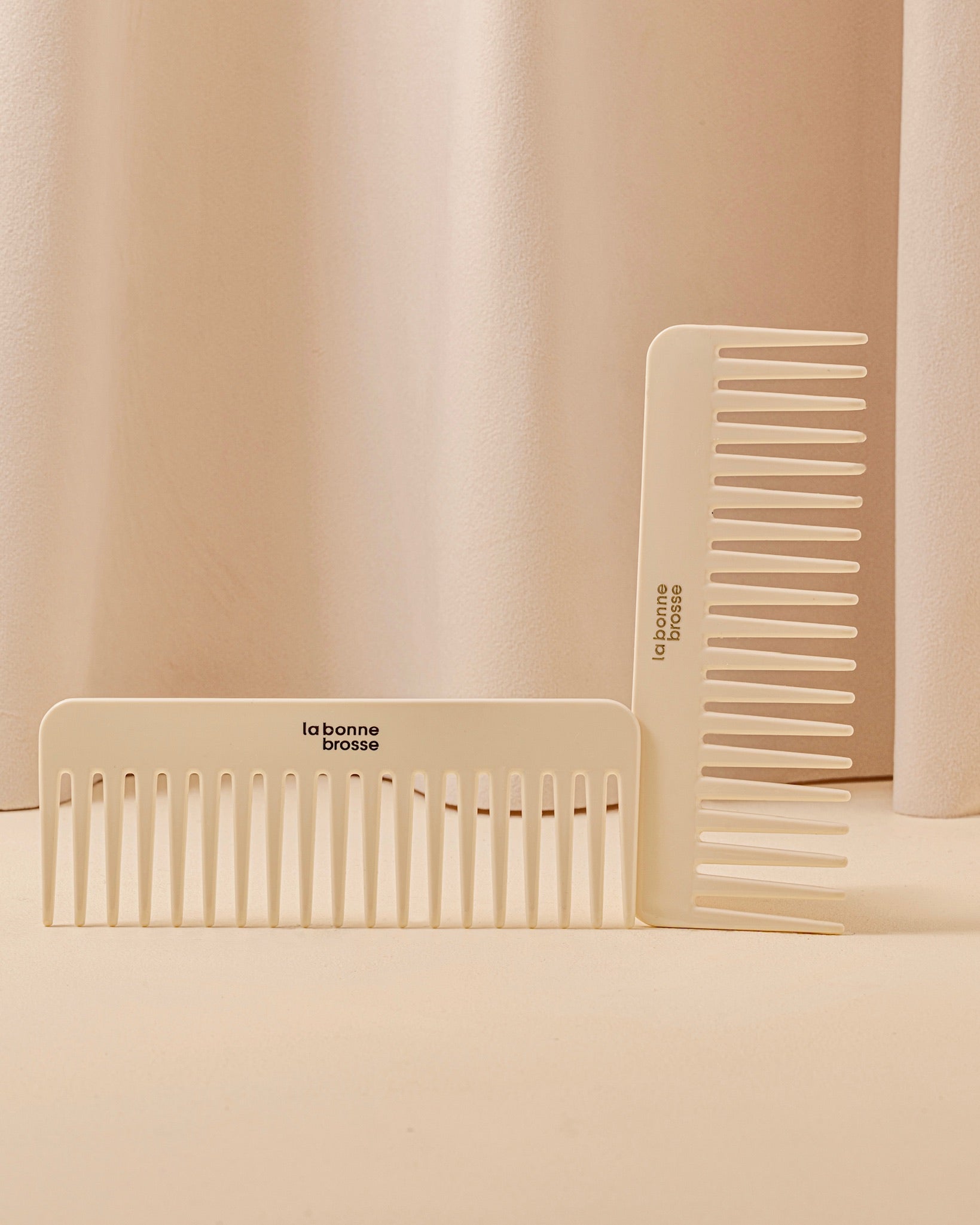 la-bonne-brosse-peigne-large-d-m-lant-en-ac-tate-blanc-cr-me-160x60x3-mm image 1