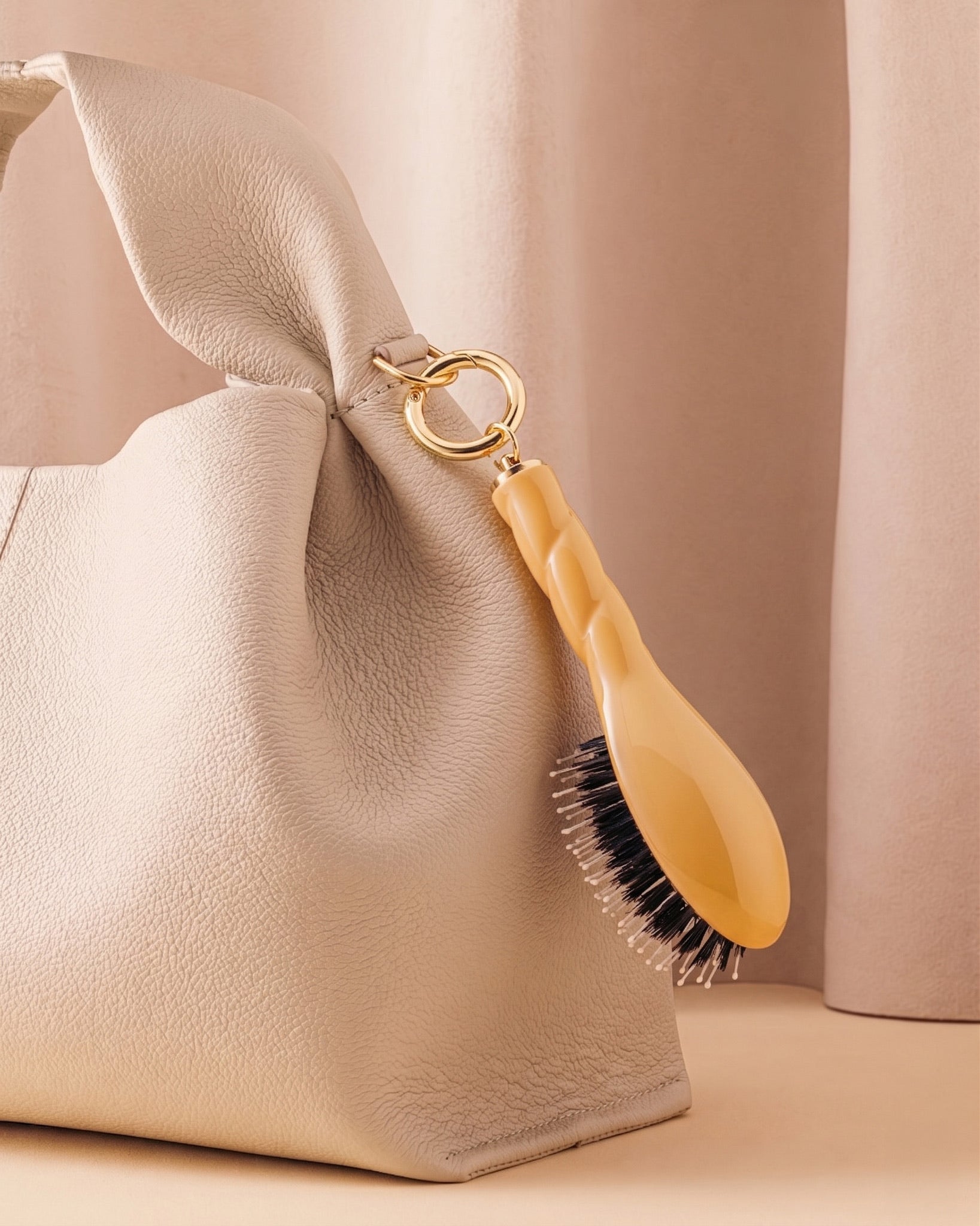 la-bonne-brosse-n-03-la-micro-brosse-cuir-chevelu-sensible-l-indispensable-douce image 1