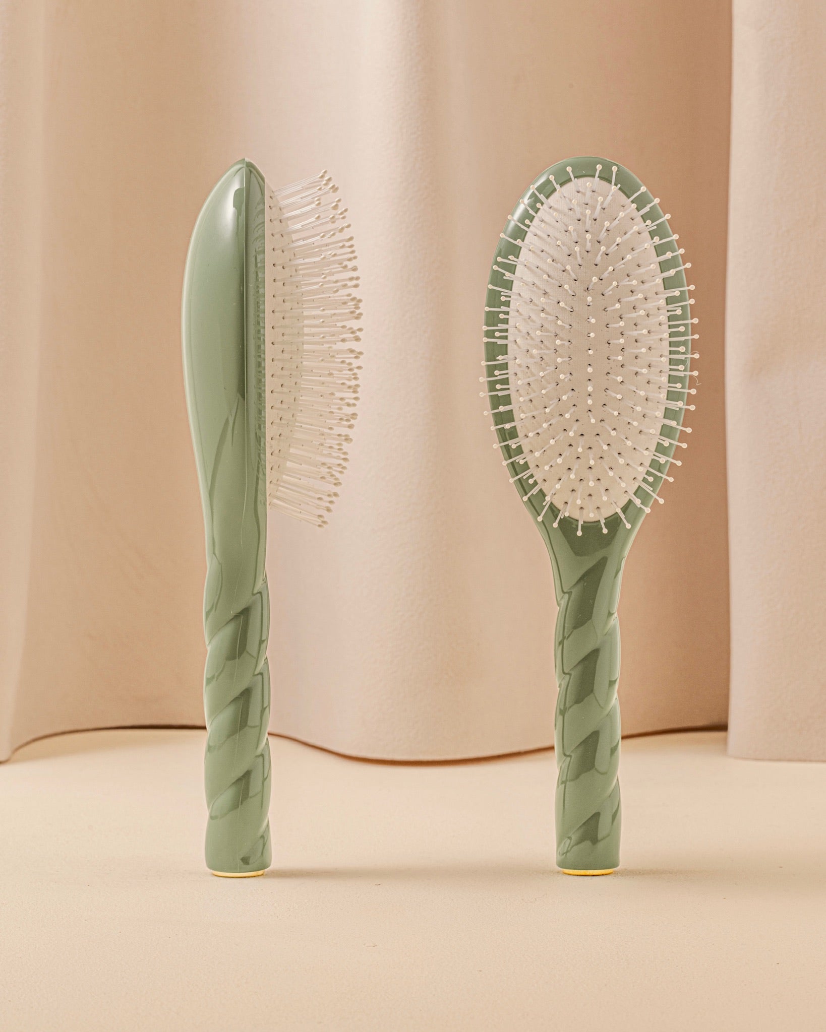 la-bonne-brosse-n-04-la-miracle-grande-brosse-d-m-lante-massante-vert-amande image 1