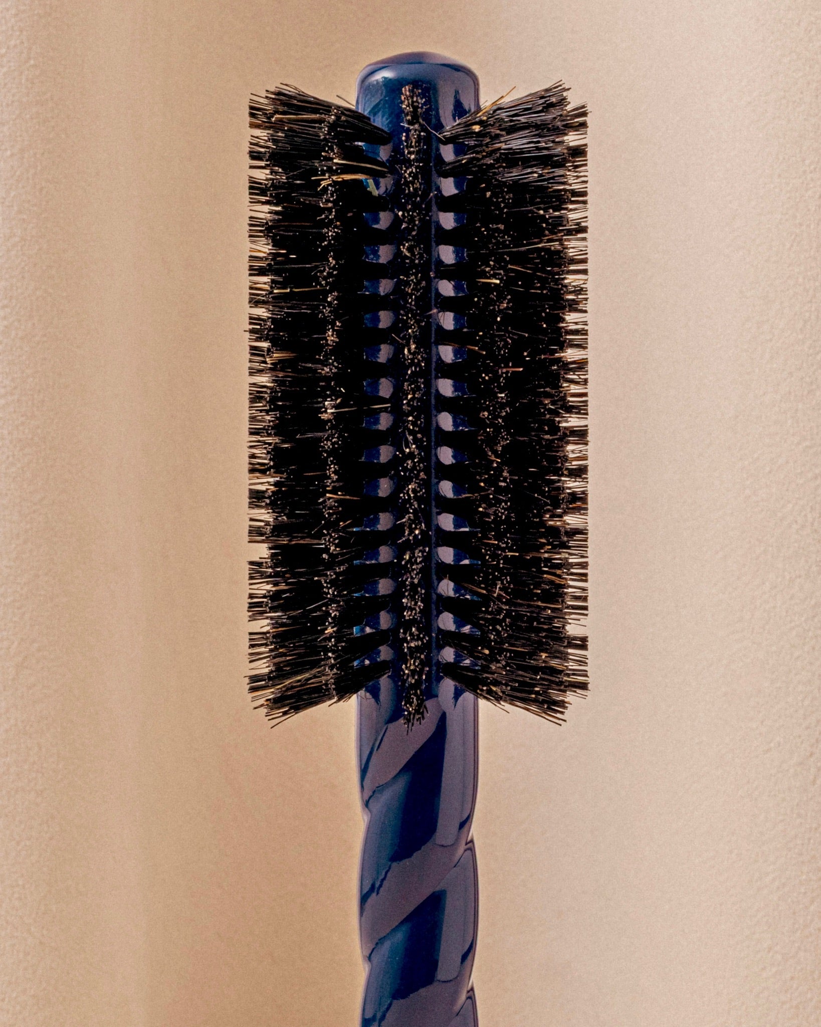 la-bonne-brosse-n-08-la-brosse-ronde-brushing-longueur-mouvement-bleu-myrtille image 1