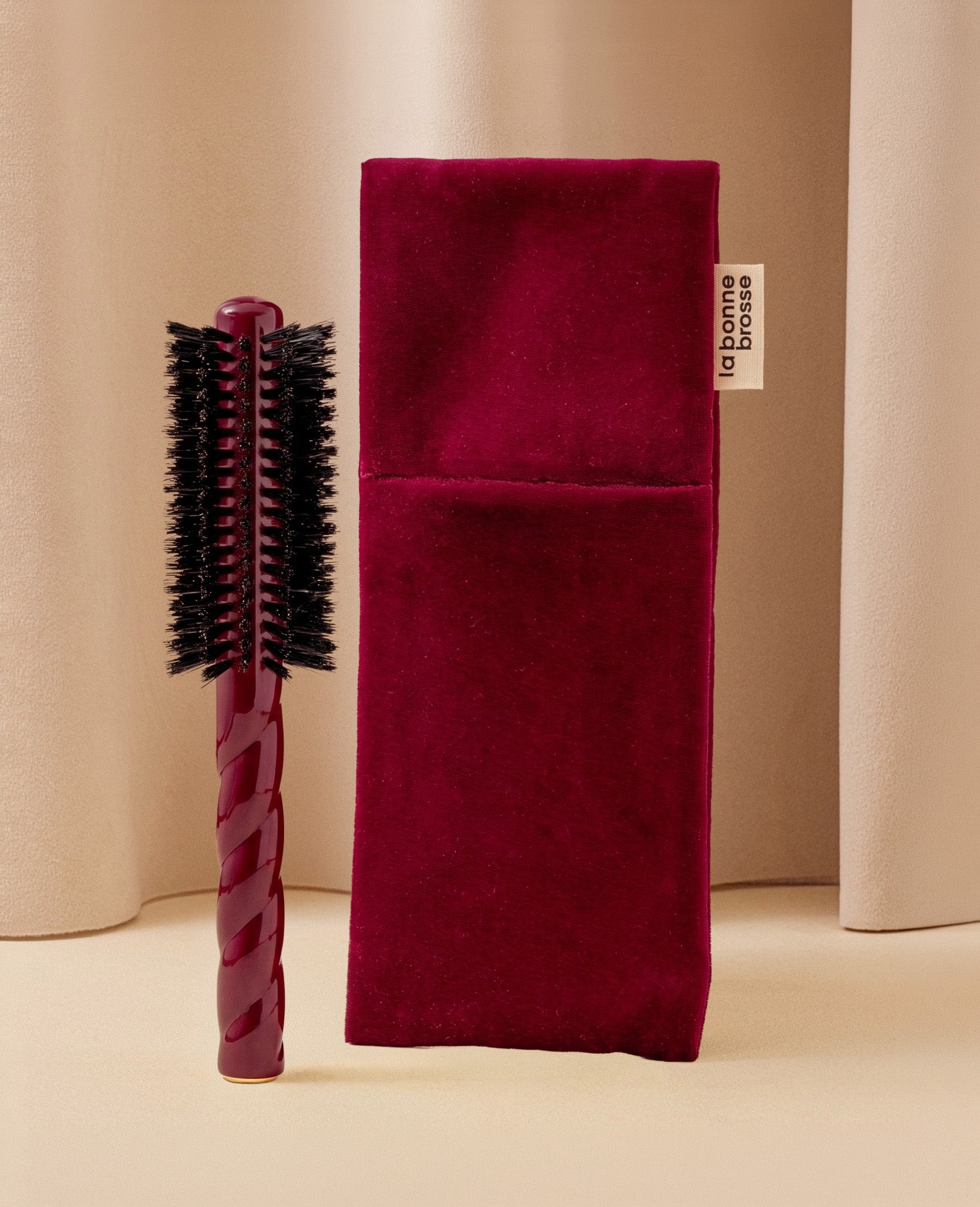 la-bonne-brosse-la-pochette-brosse-ronde-rouge-cerise image 1