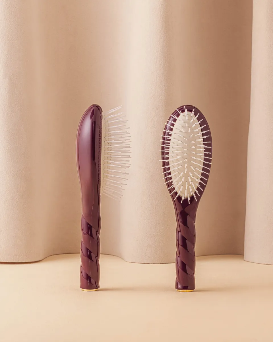 la-bonne-brosse-n-07-l-intense-petite-brosse-d-m-lante-stimulante-aubergine-diti image 1