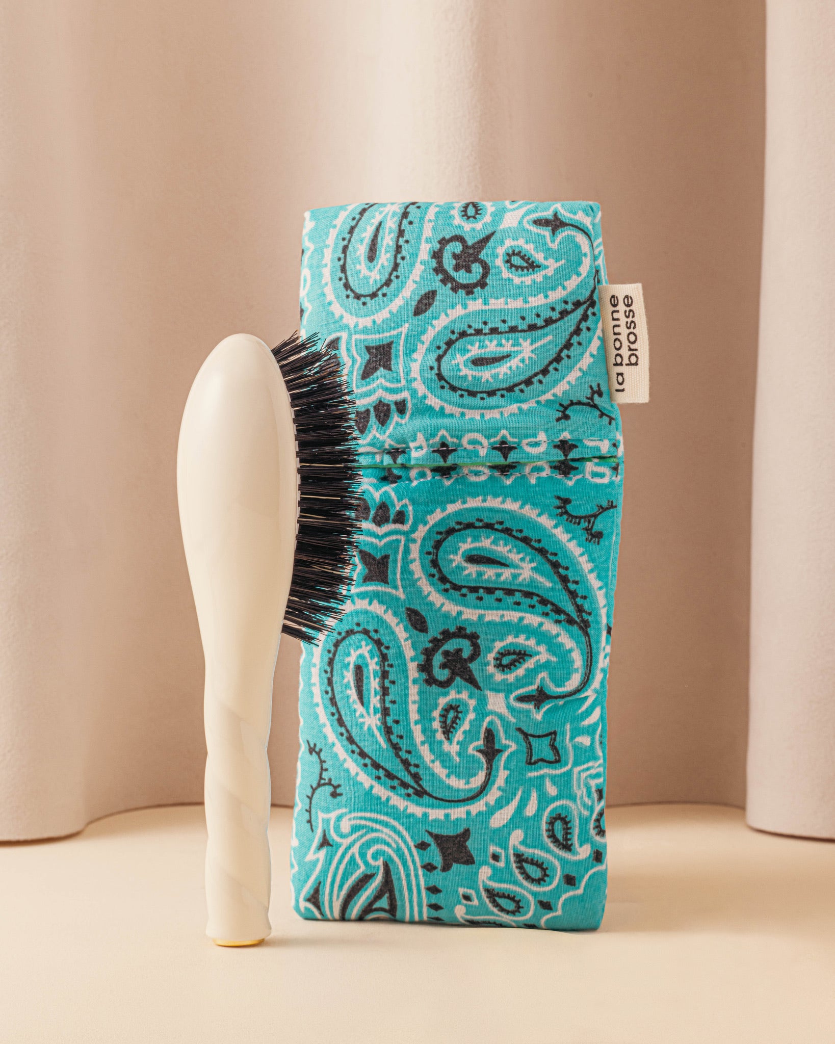 call-it-by-your-name-x-la-bonne-brosse-pochette-petite-brosse-bleu-ciel image 2
