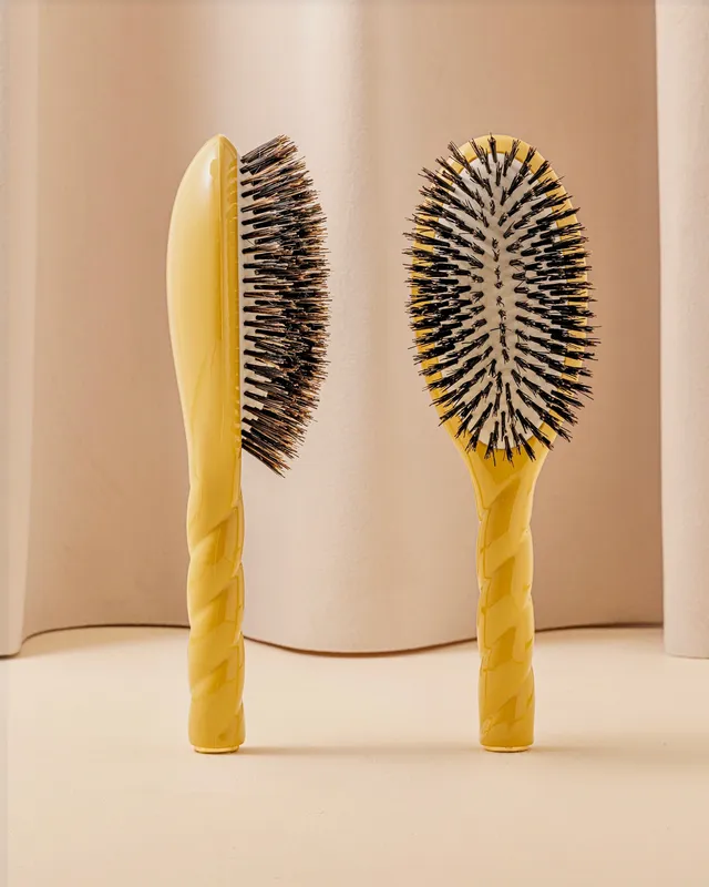 la-bonne-brosse-n-01-la-brosse-brillance-soin-l-universelle-jaune-safran-grande- image 1