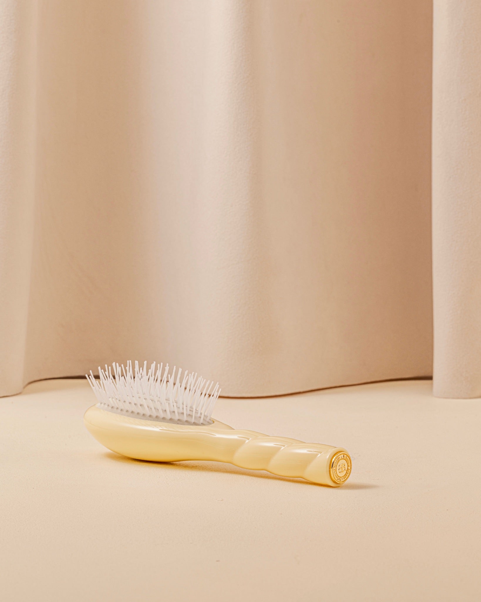 la-bonne-brosse-n-07-l-intense-petite-brosse-d-m-lante-stimulante-ivoire-cair image 4