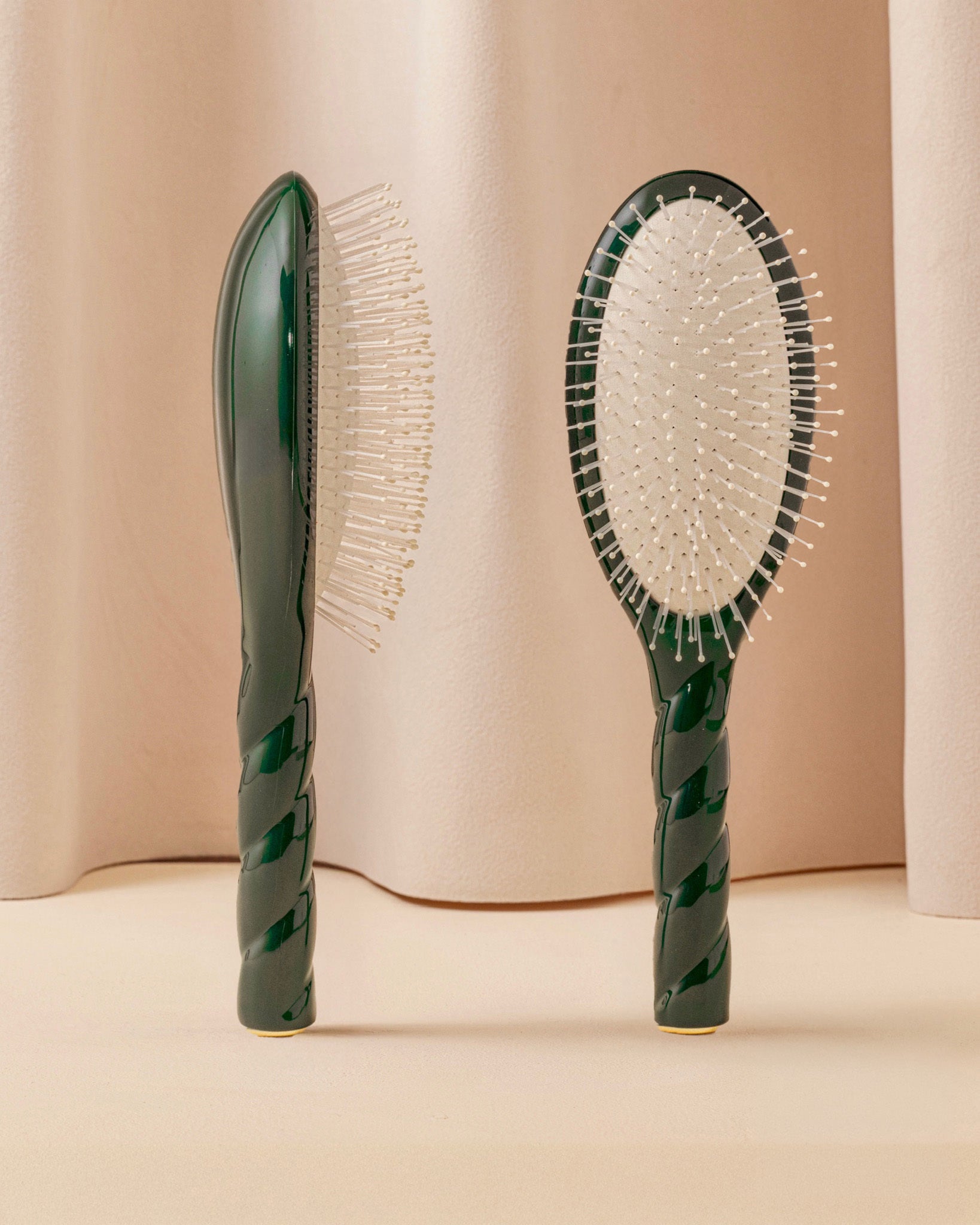 la-bonne-brosse-n-04-la-brosse-d-m-lante-massante-la-miracle-vert-emeraude image 1