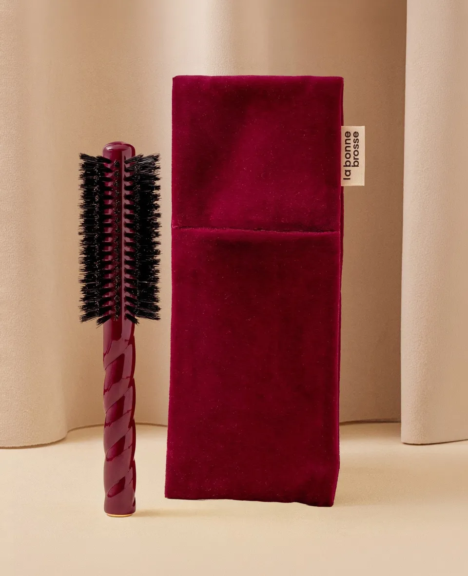 la-bonne-brosse-la-pochette-brosse-ronde-rouge-cerise image 1