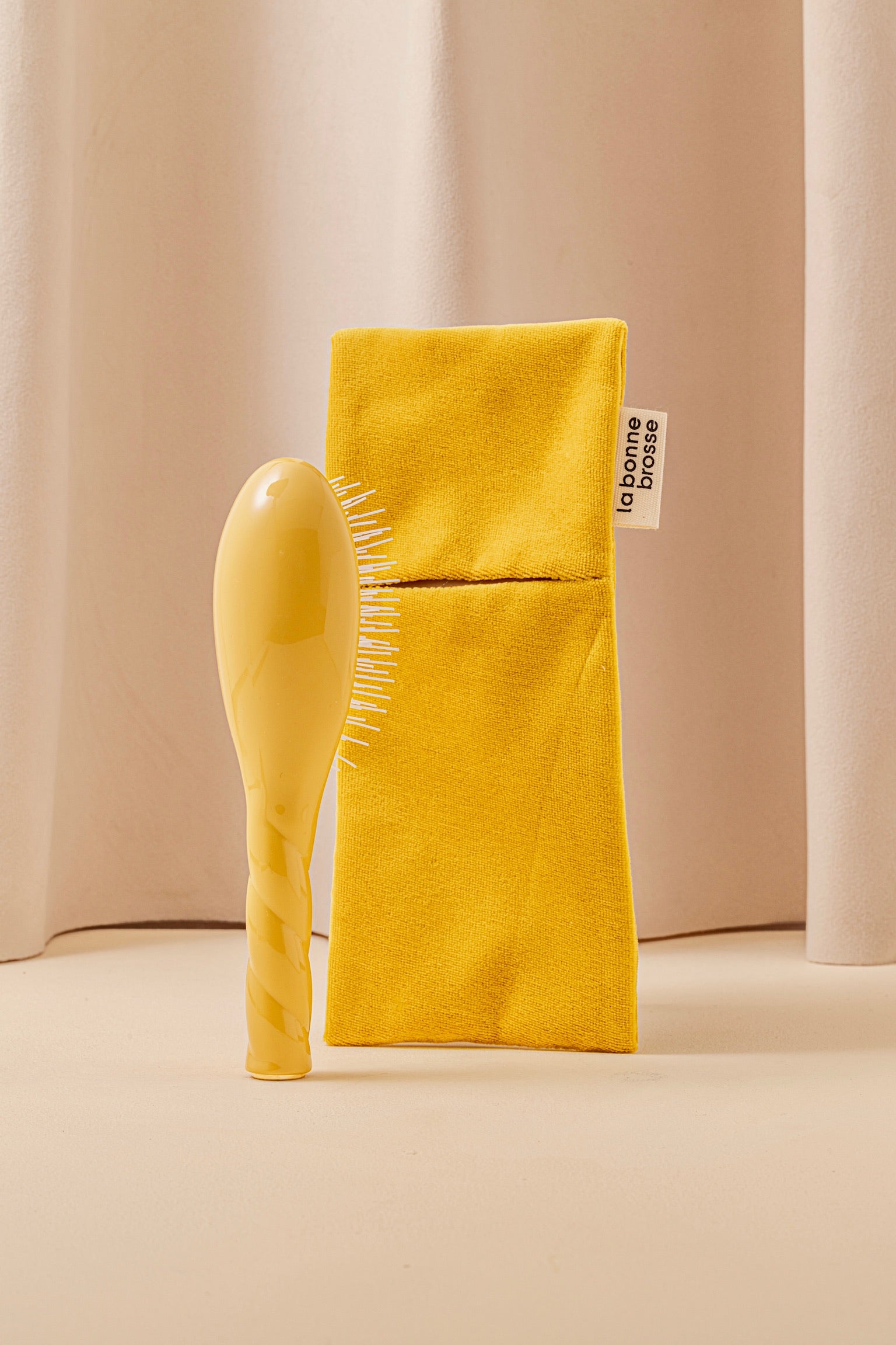 la-bonne-brosse-la-pochette-petite-brosse-jaune-safran image 2