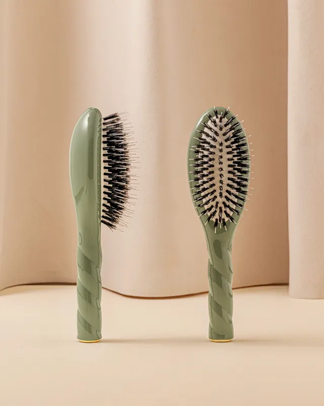 la-bonne-brosse-n-02-la-petite-brosse-d-m-lante-soin-l-indispensable-vert-amande image 1