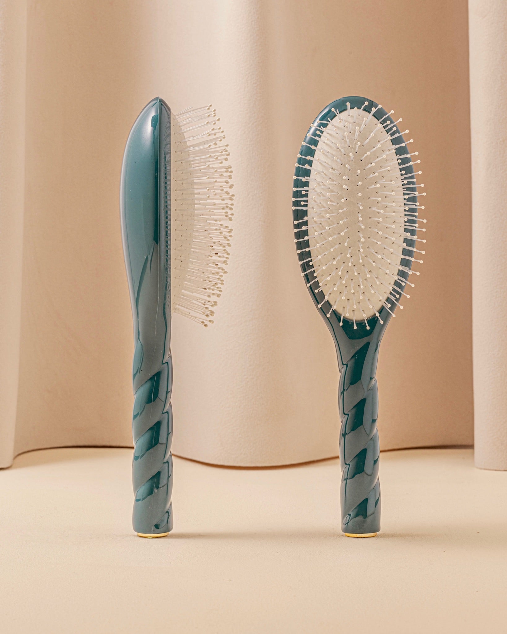 la-bonne-brosse-n-04-la-miracle-brosse-d-m-lante-massante-bleu-encre image 1
