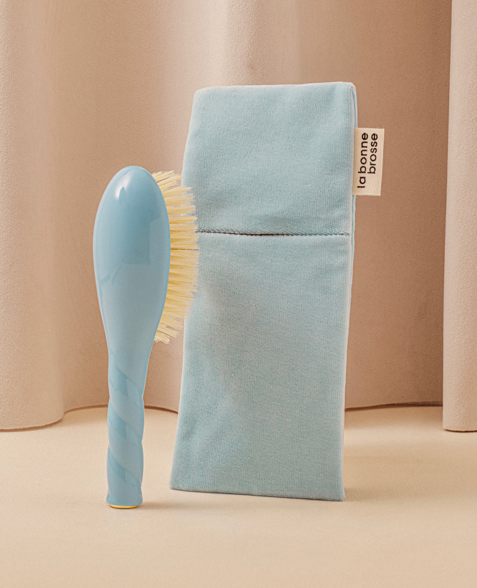 la-bonne-brosse-pochette-brosse-b-b-bleu-ciel-tui-velours-et-satin image 2