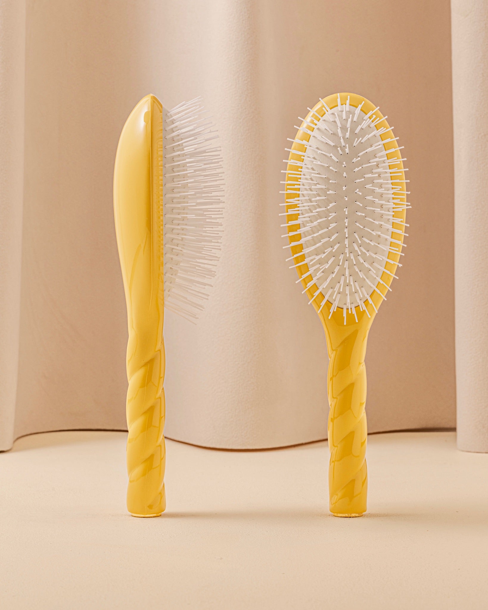 la-bonne-brosse-n-07-l-intense-brosse-d-m-lante-stimulante-grande-jaune-safran image 1