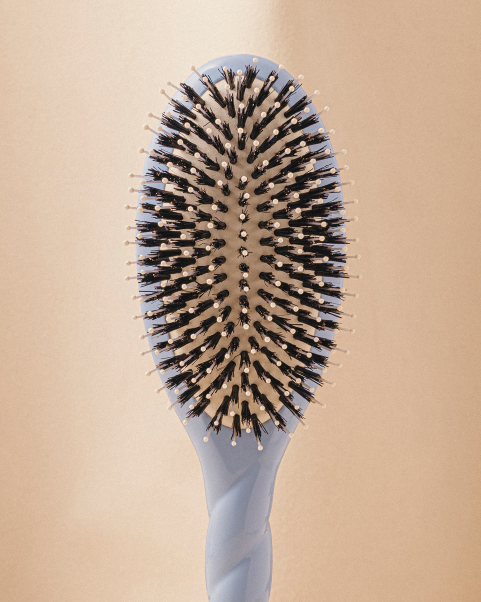 la-bonne-brosse-n-03-l-indispensable-douceur-brosse-cuir-chevelu-sensible-bleu-c image 4