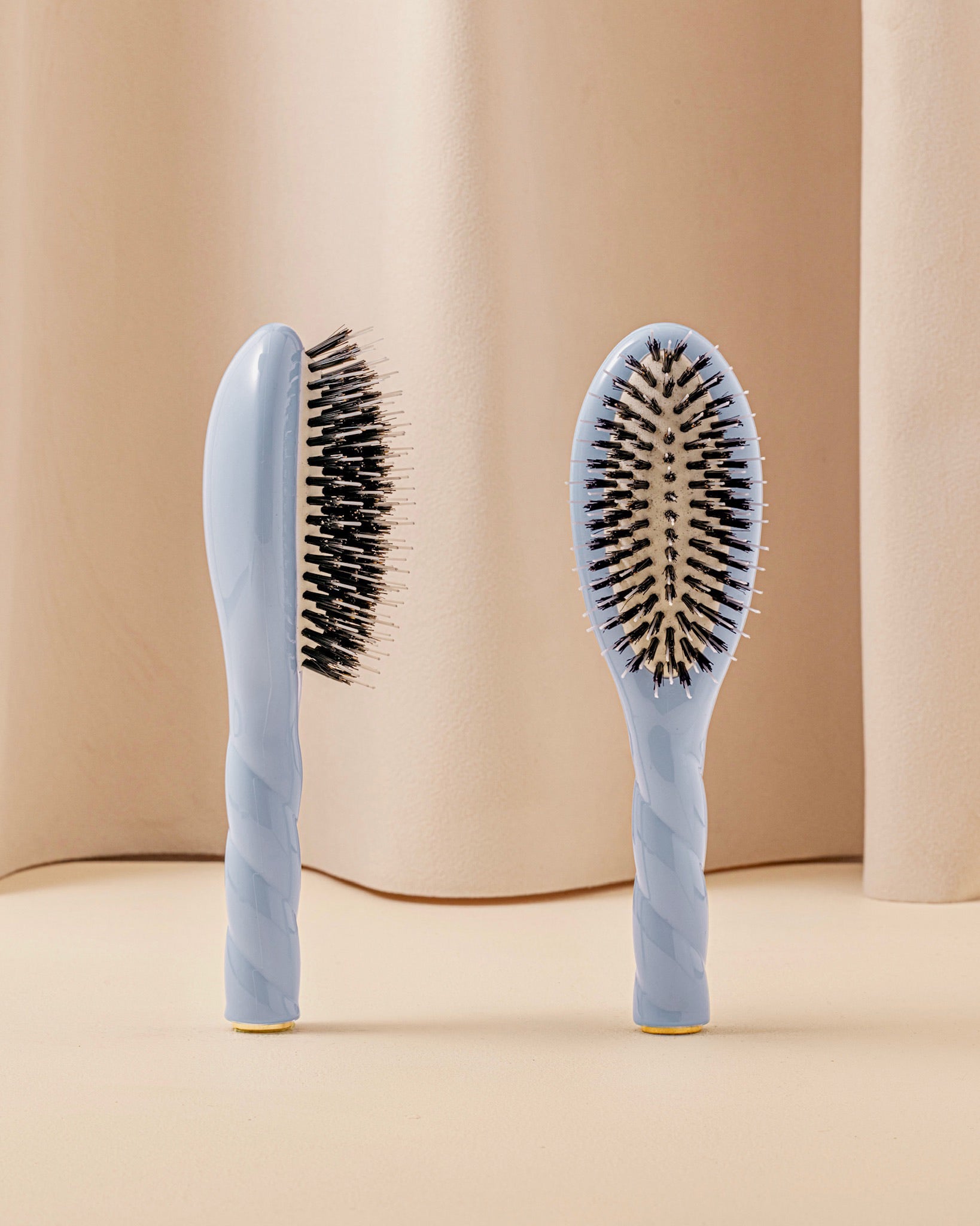 la-bonne-brosse-n-02-la-petite-brosse-d-m-lante-soin-l-indispensable-bleu-ciel image 1