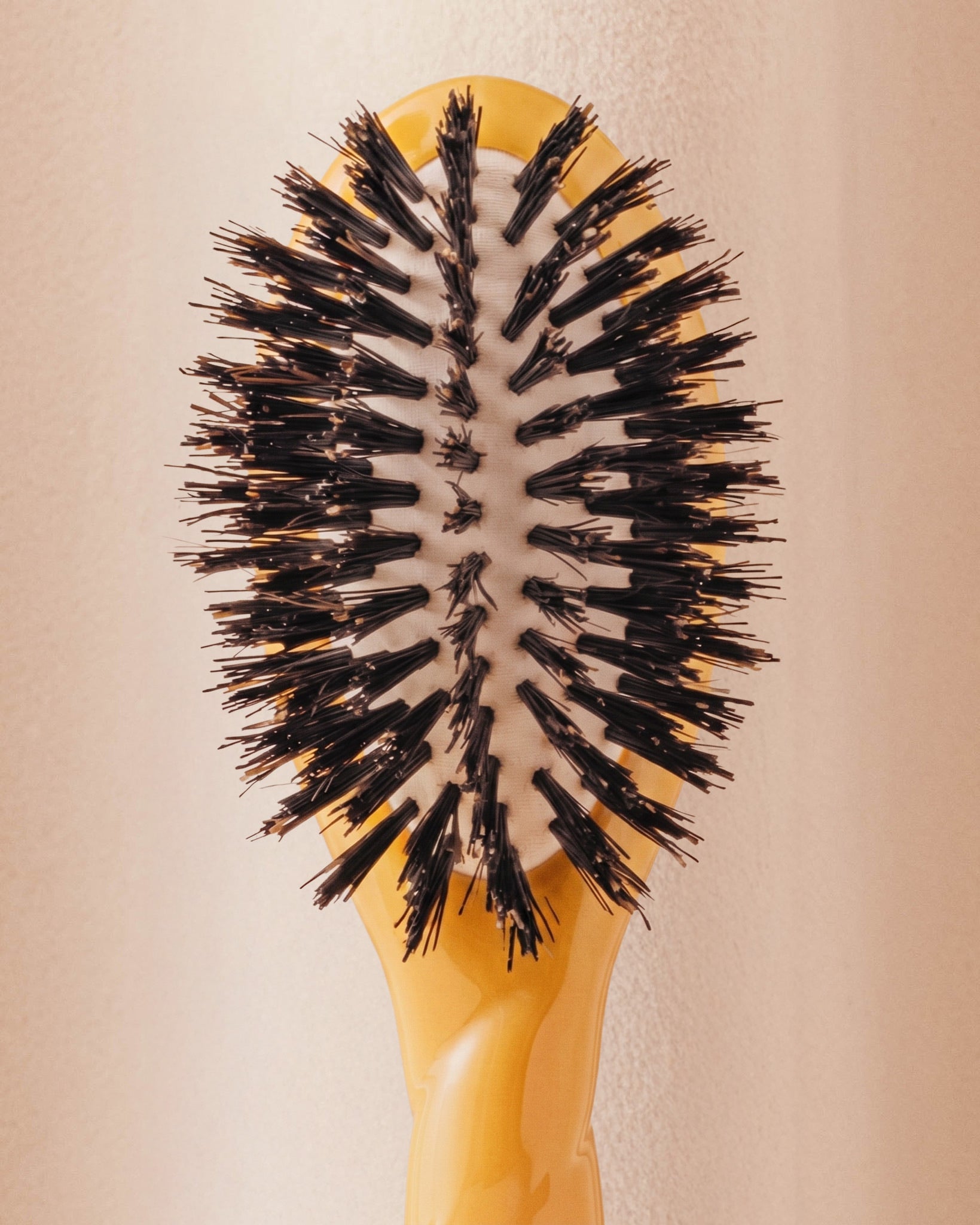 la-bonne-brosse-n-01-la-micro-brosse-brillance-soin-l-universelle-jaune-safran-b image 4