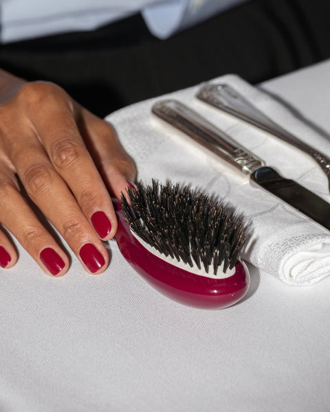 la-bonne-brosse-n-01-la-petite-brosse-brillance-soin-l-universelle-rouge-cerise image 3