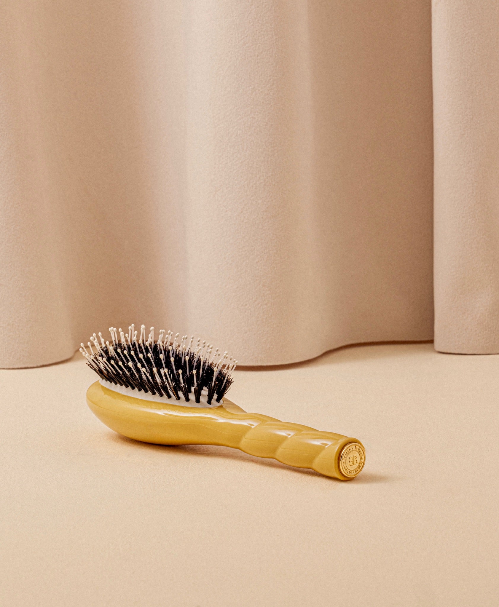 la-bonne-brosse-n-03-l-indispensable-douceur-petite-brosse-cuir-chevelu-sensible-8 image 5