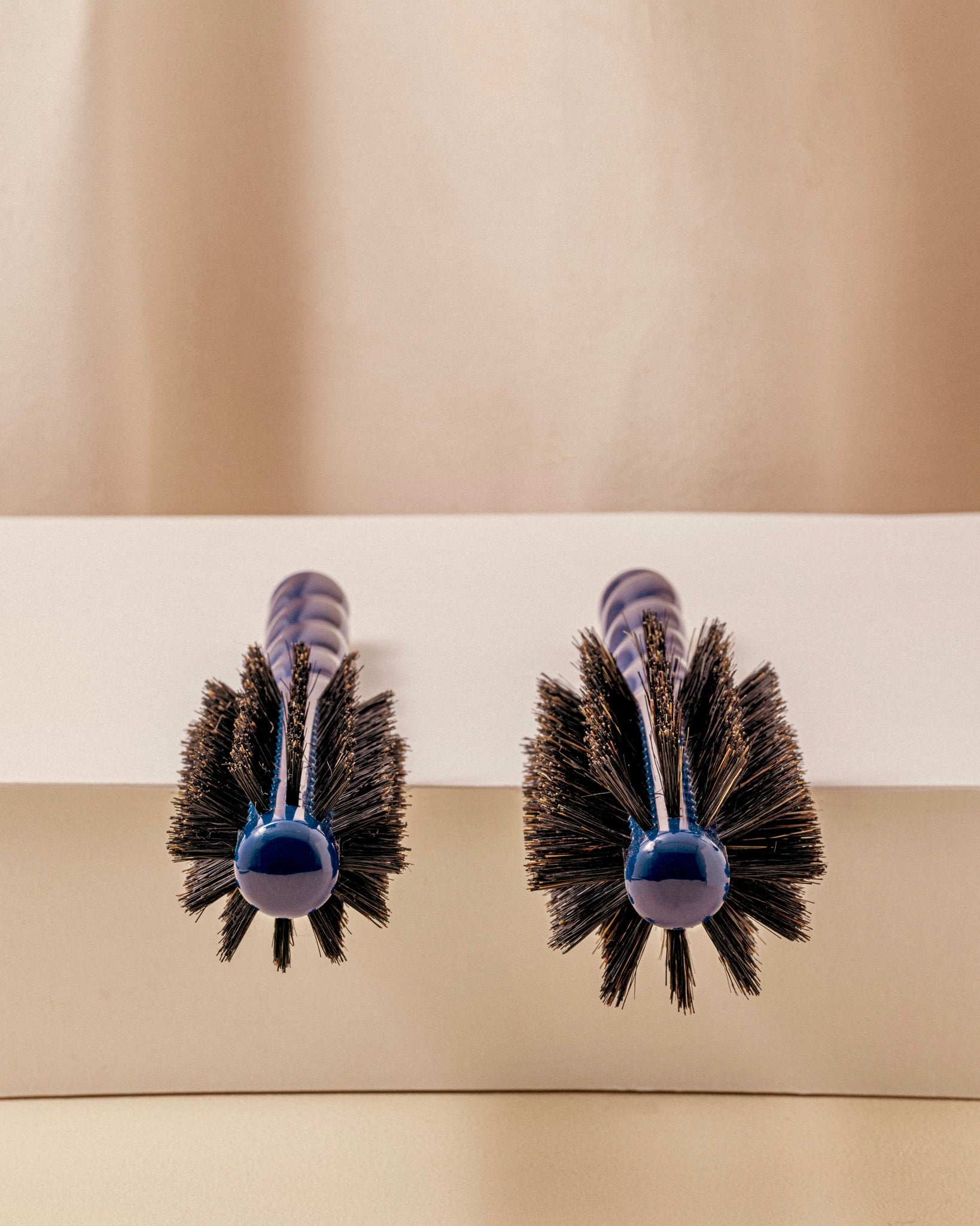 la-bonne-brosse-n-05-la-brosse-ronde-brushing-volume-style-bleu-myrtille image 4