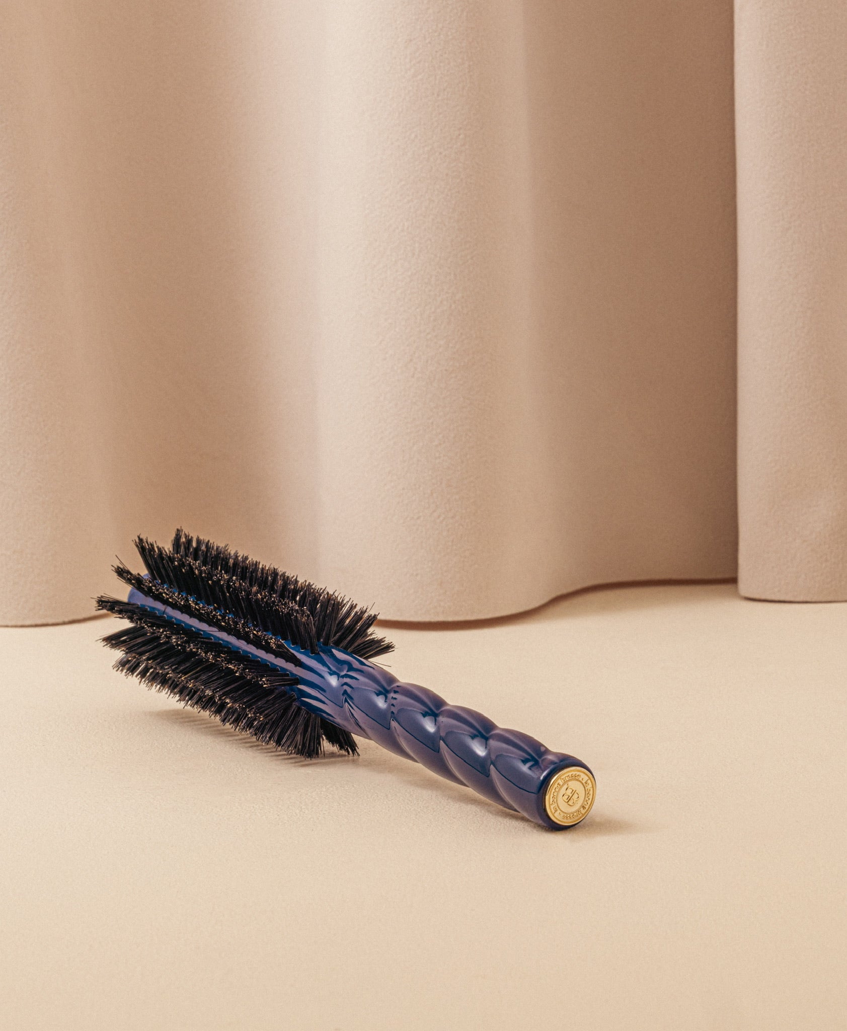 la-bonne-brosse-n-05-la-brosse-ronde-brushing-volume-style-bleu-myrtille image 2