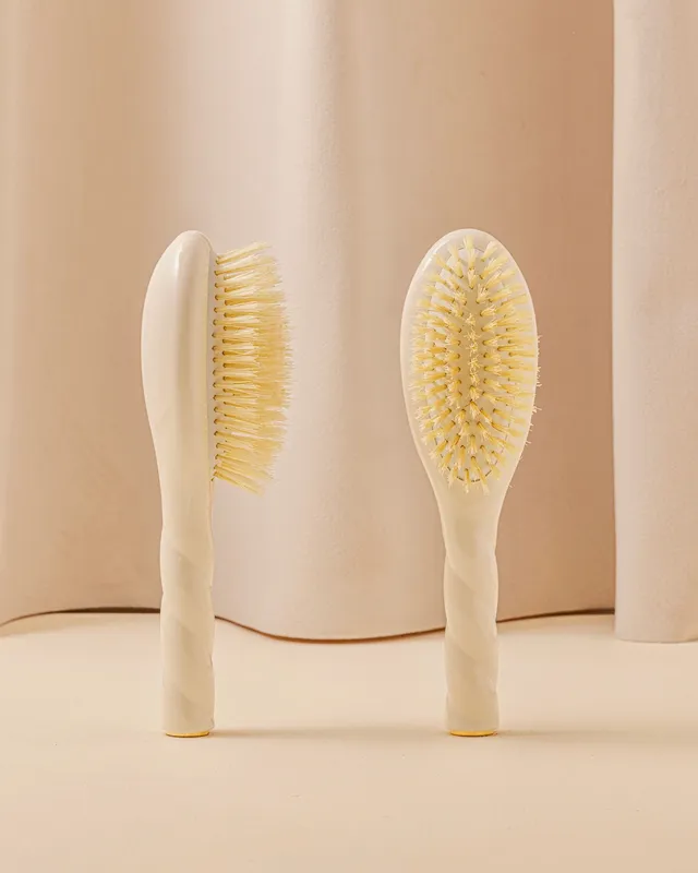 la-bonne-brosse-n-06-ma-premi-re-brosse-b-b-brosse-cheveux-b-b-blanc-cr-me image 1