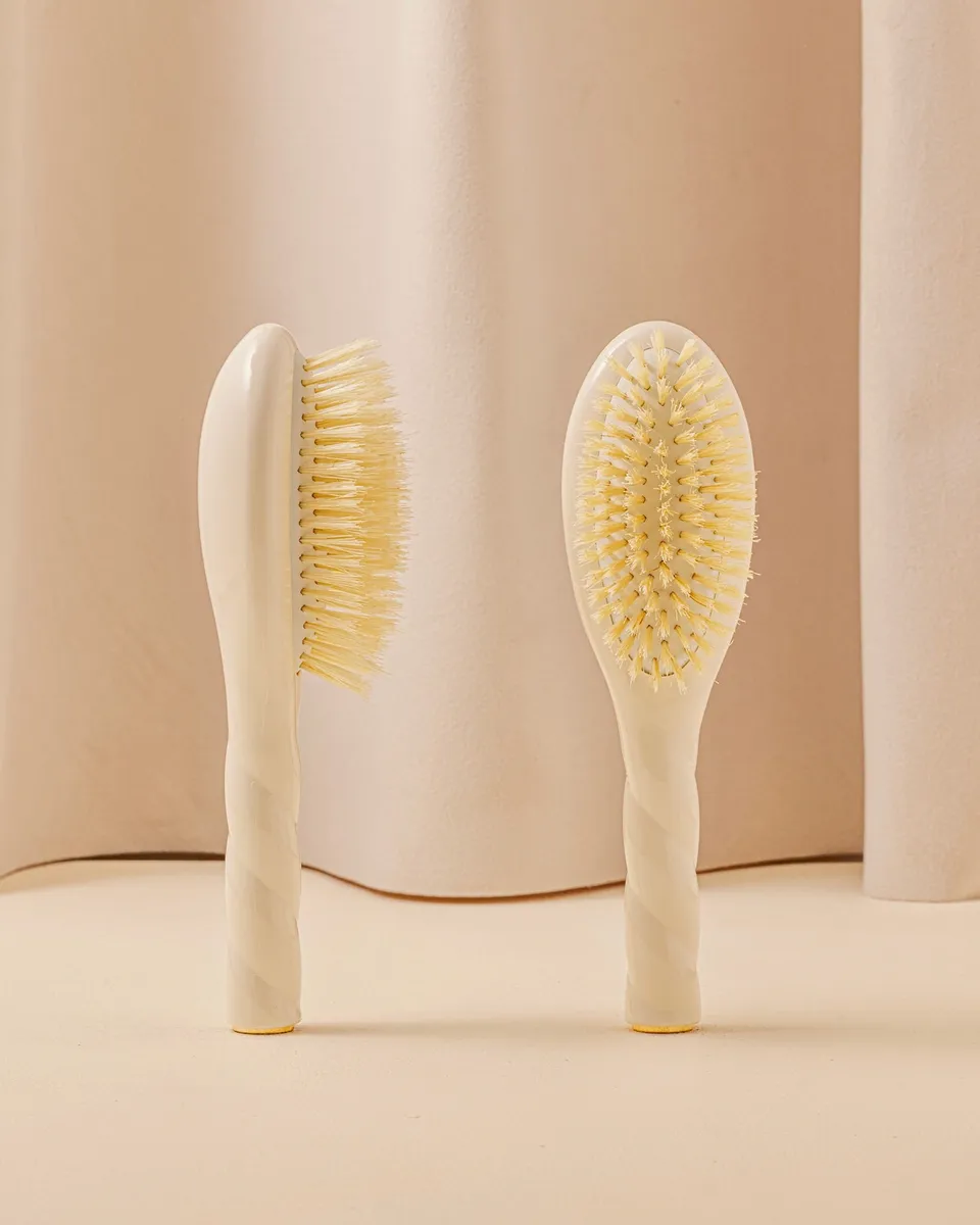 la-bonne-brosse-n-06-ma-premi-re-brosse-b-b-brosse-cheveux-b-b-blanc-cr-me image 1