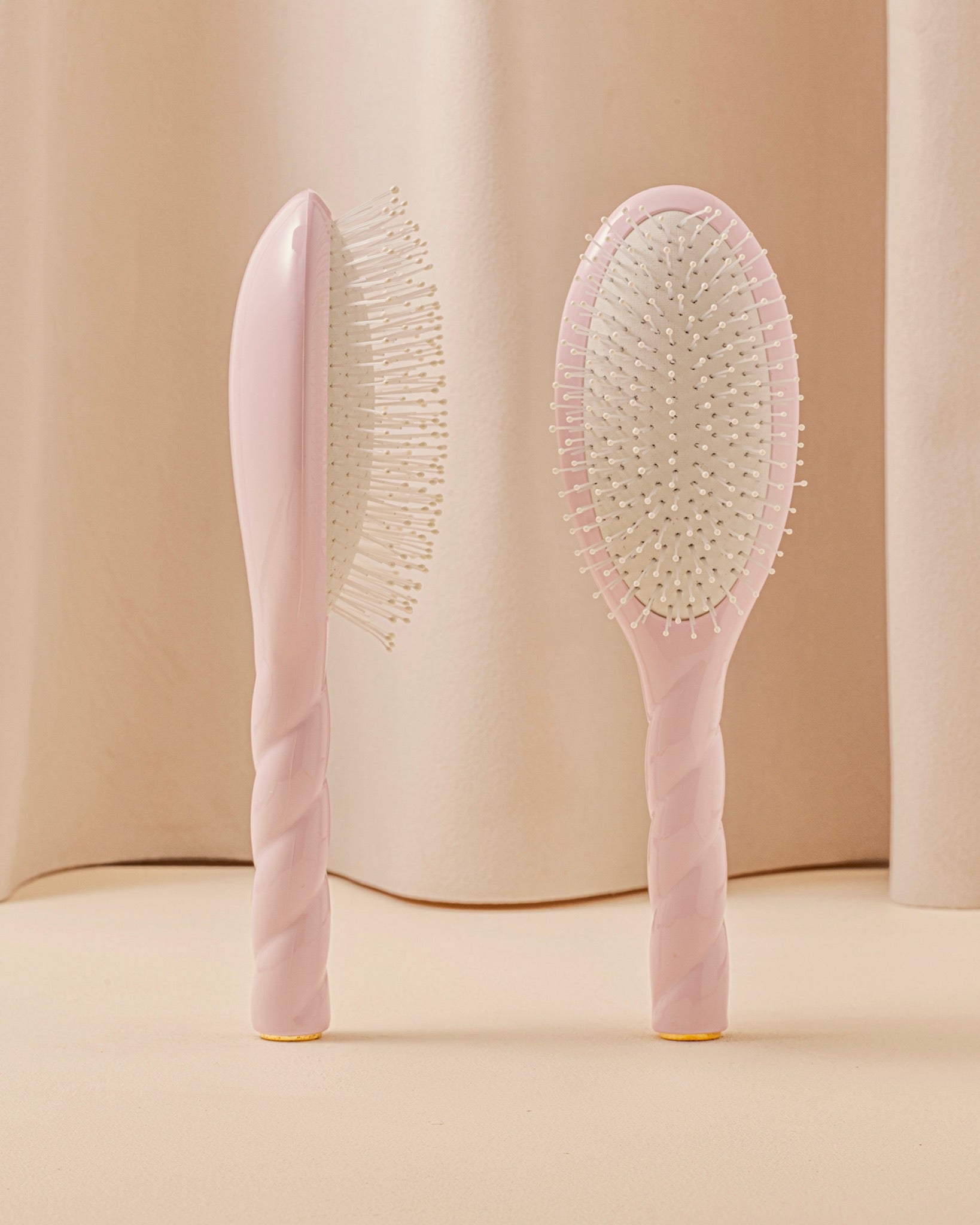 la-bonne-brosse-n-04-la-brosse-d-m-lante-massante-la-miracle-rose-lilas image 1