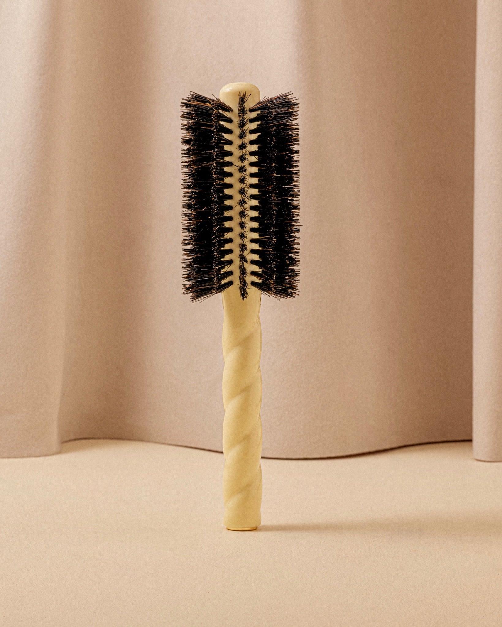 la-bonne-brosse-n-08-ivoire-cair-brosse-ronde-brushing-longueur-mouvement-54-mm image 2