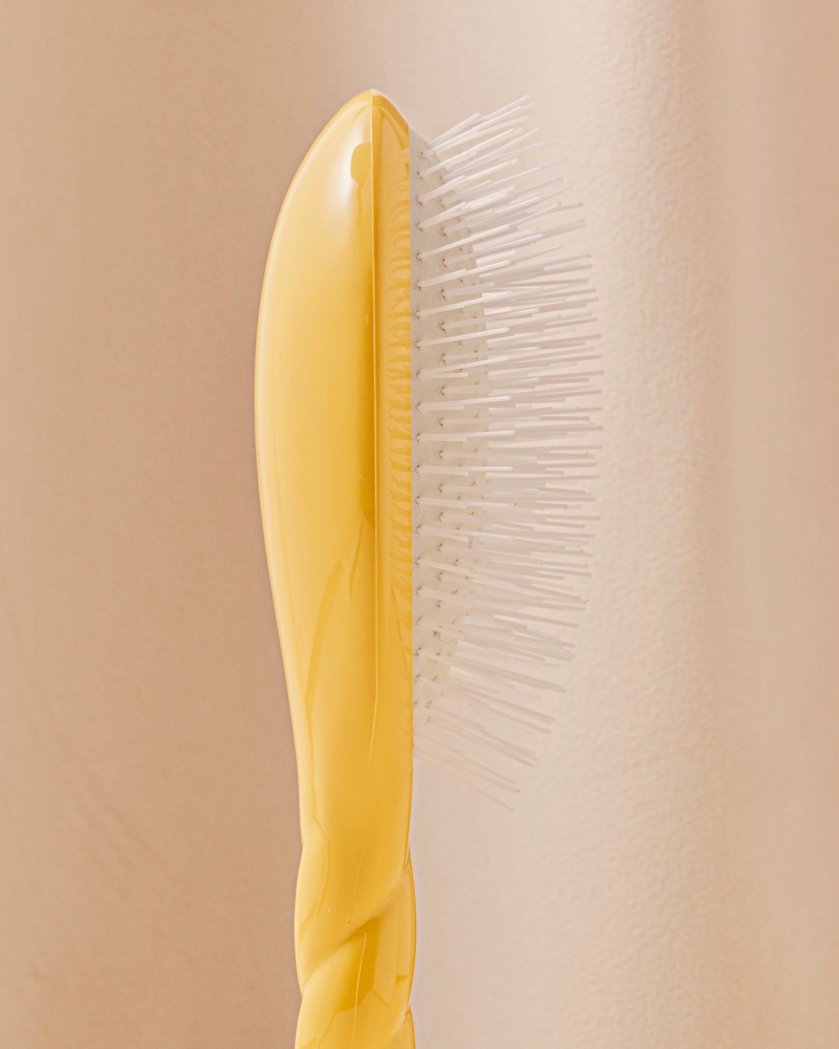 la-bonne-brosse-n-07-l-intense-brosse-d-m-lante-stimulante-grande-jaune-safran image 3