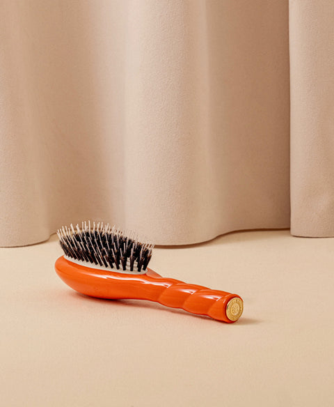 la-bonne-brosse-n-02-la-petite-brosse-d-m-lante-soin-l-indispensable-orange-seve image 4