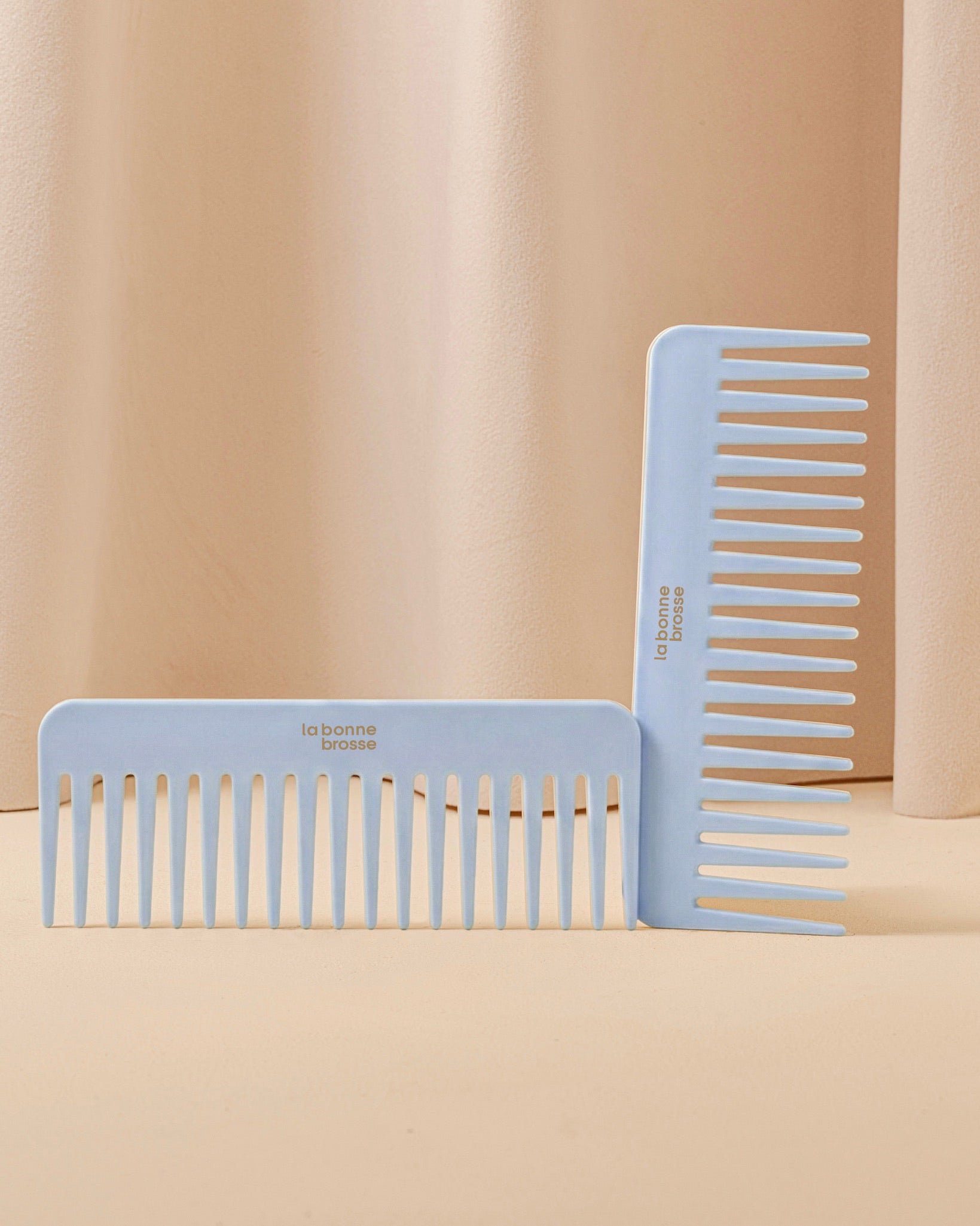 la-bonne-brosse-le-peigne-large-d-m-lant-en-ac-tate-bleu-ciel image 1