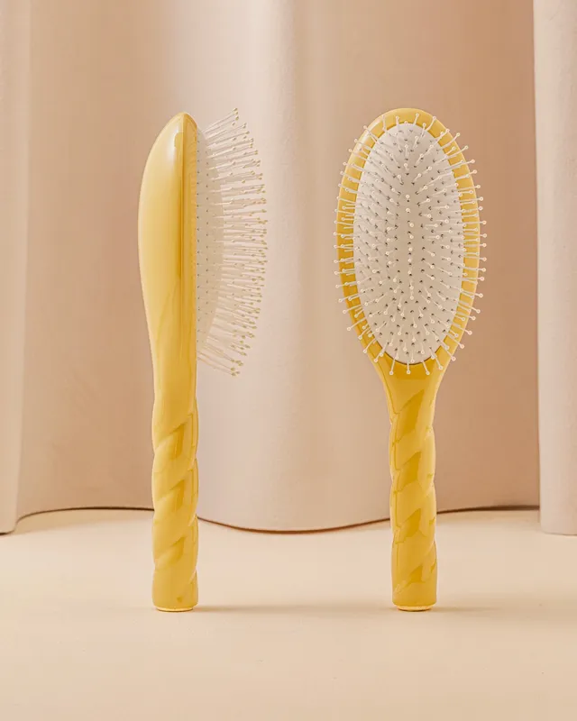 la-bonne-brosse-n-04-la-miracle-brosse-d-m-lante-massante-jaune-safran image 1