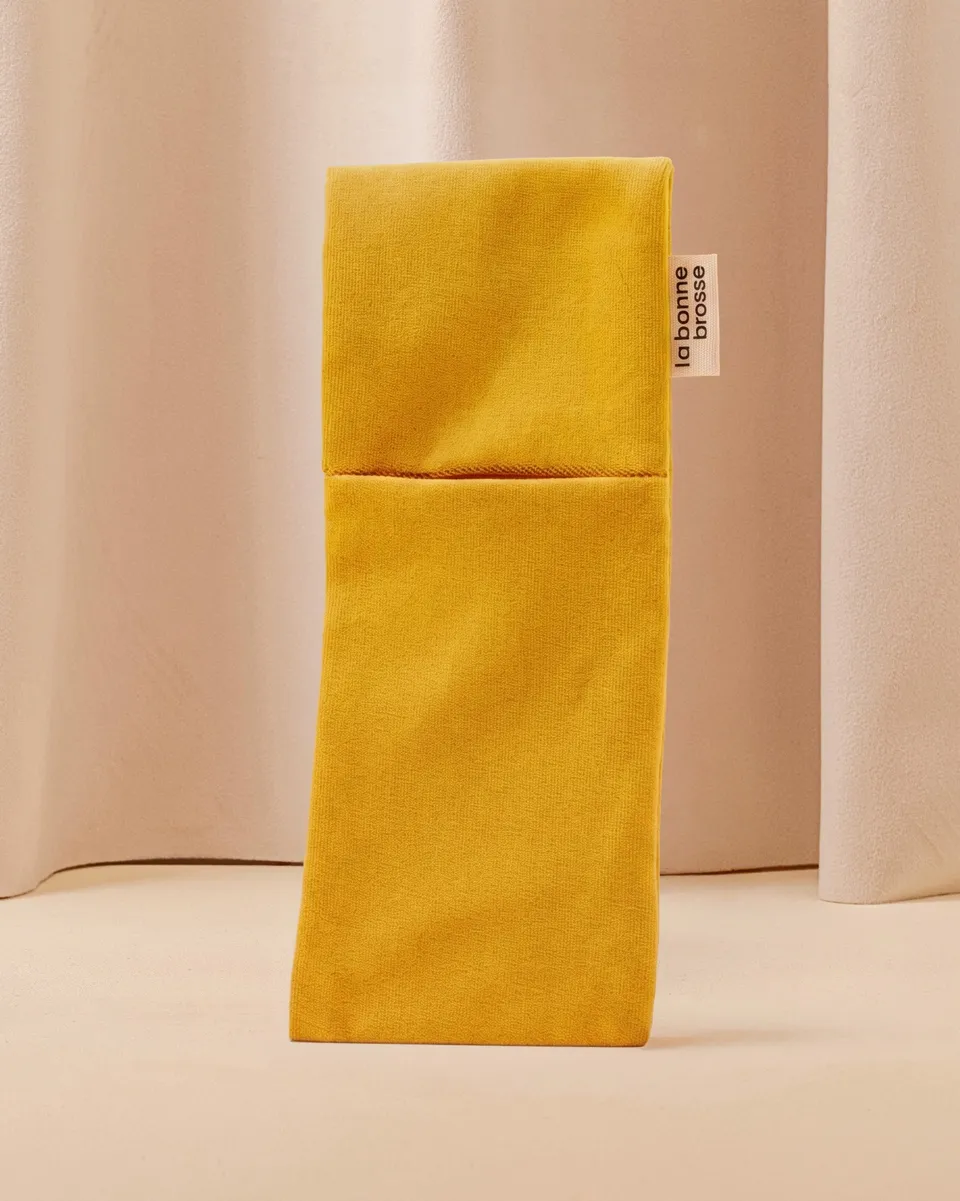 la-bonne-brosse-la-pochette-grande-brosse-pochette-velours-et-satin-jaune-safran image 1