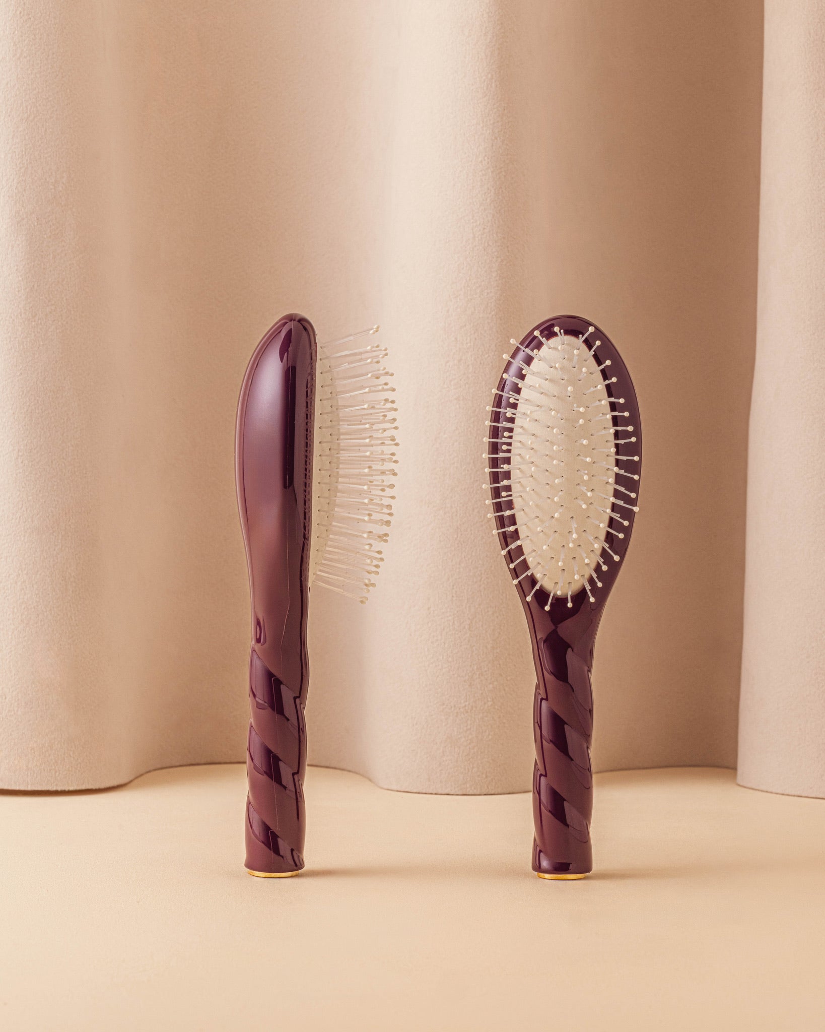 la-bonne-brosse-n-04-la-miracle-petite-brosse-d-m-lante-massante-aubergine-ditio image 1