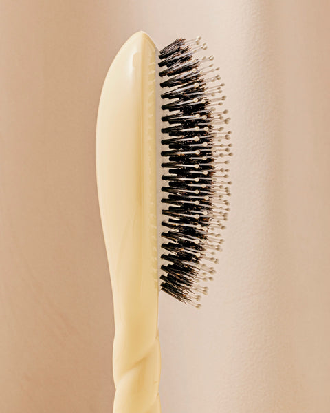 la-bonne-brosse-n-03-la-brosse-cuir-chevelu-sensible-l-indispensable-douceur-ivo image 3