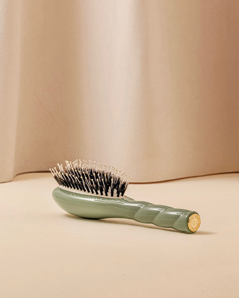 la-bonne-brosse-n-03-l-indispensable-douceur-petite-brosse-cuir-chevelu-sensible-2 image 5