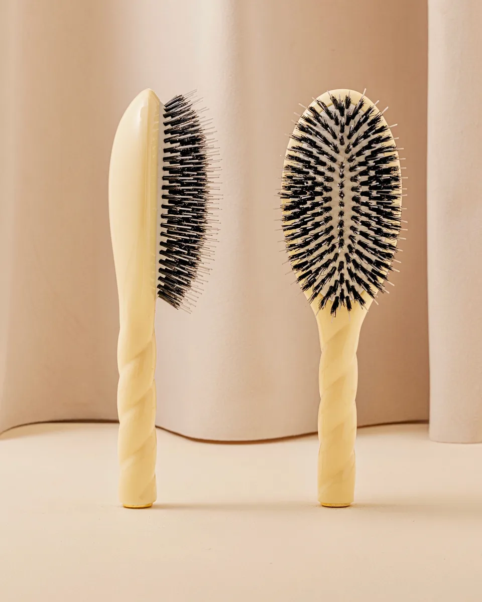 la-bonne-brosse-n-02-la-brosse-d-m-lante-soin-l-indispensable-grande-ivoire-cair image 1