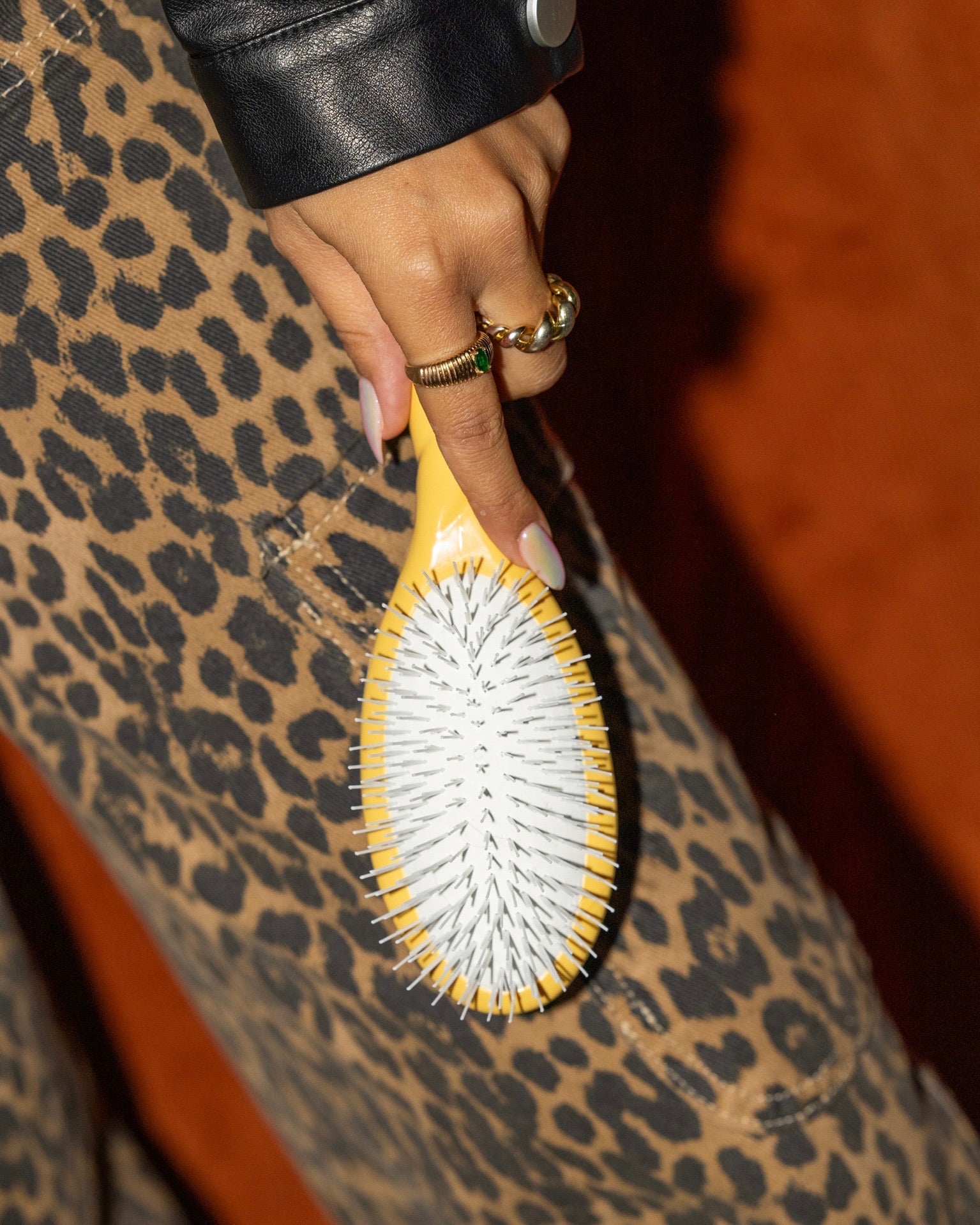 la-bonne-brosse-n-07-l-intense-brosse-d-m-lante-stimulante-grande-jaune-safran image 2