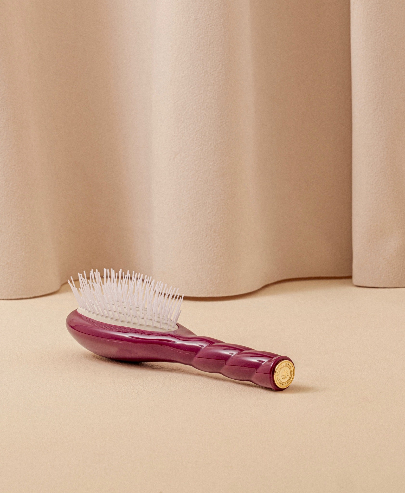 la-bonne-brosse-n-07-l-intense-petite-brosse-d-m-lante-stimulante-rouge-cerise image 5