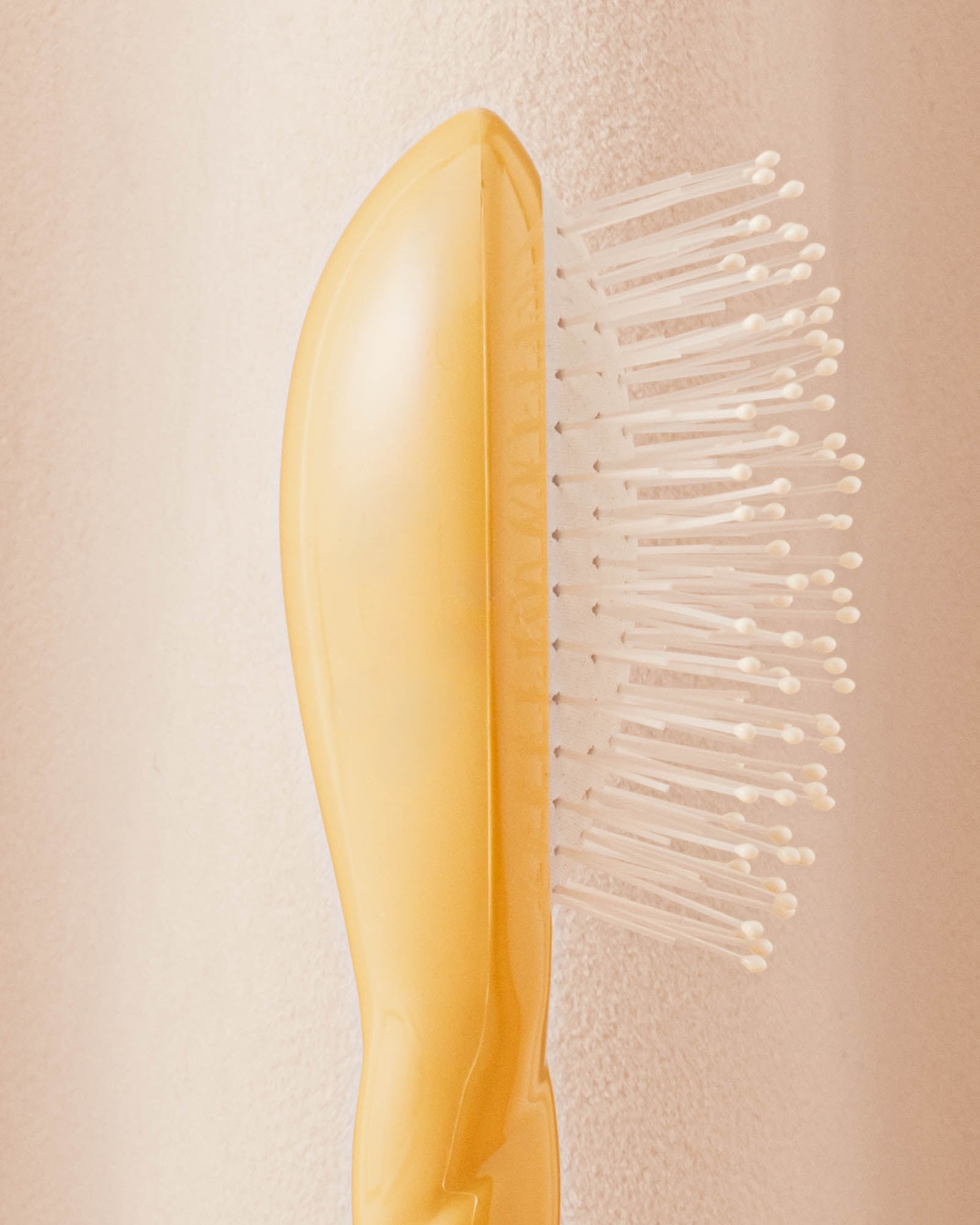 la-bonne-brosse-n-04-la-miracle-micro-brosse-d-m-lante-massante-jaune-safran image 3