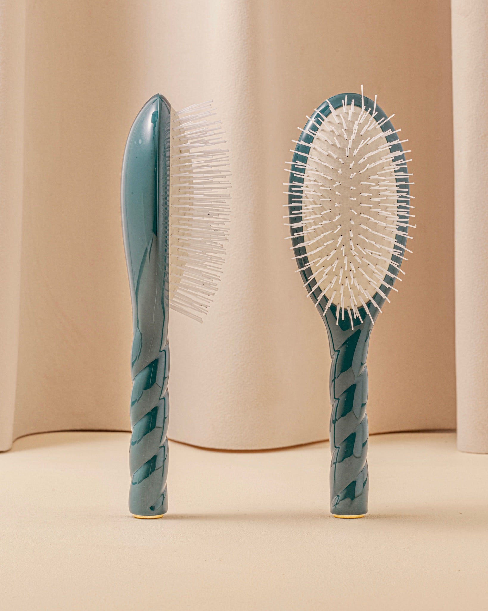 la-bonne-brosse-n-07-l-intense-brosse-d-m-lante-stimulante-grande-bleu-encre image 1