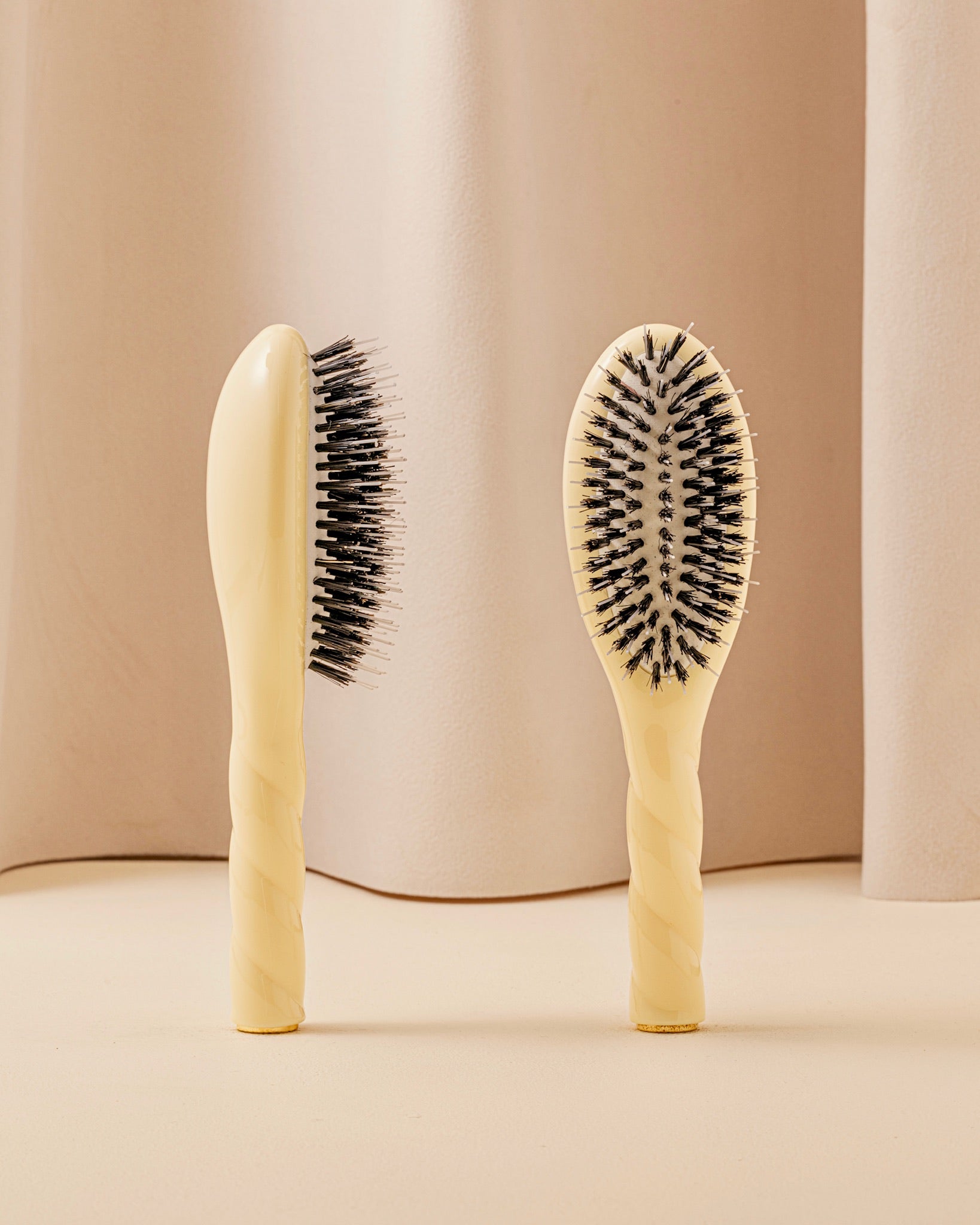 la-bonne-brosse-n-02-la-petite-brosse-d-m-lante-soin-l-indispensable-ivoire-cair image 1