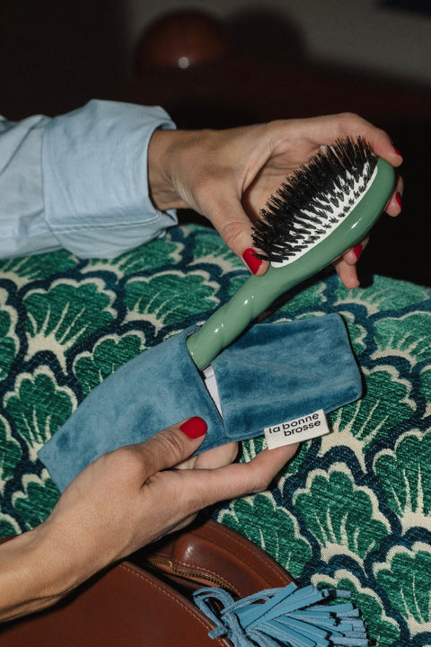 la-bonne-brosse-pochette-petite-brosse-bleu-jean-satin image 4