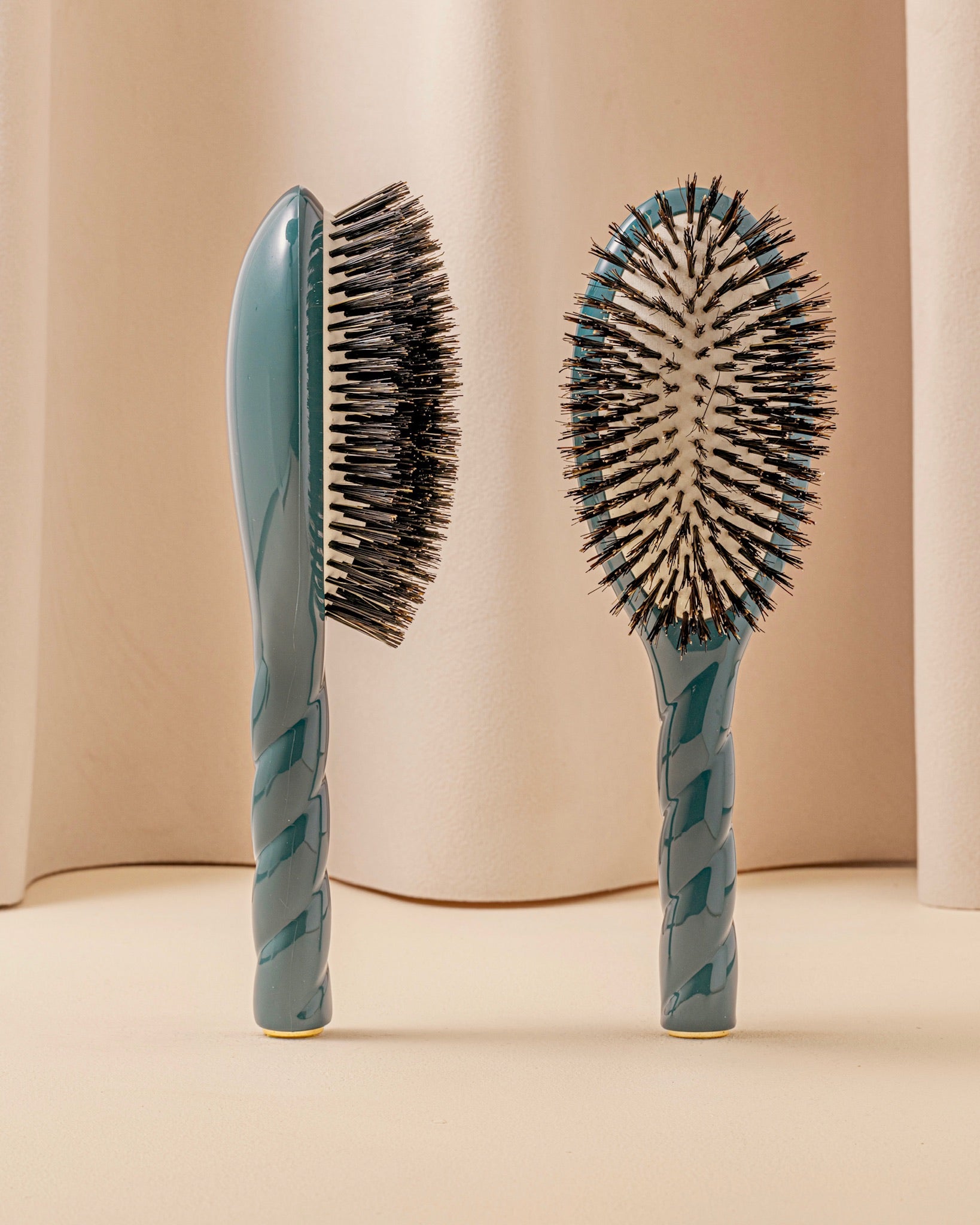 la-bonne-brosse-n-01-la-brosse-brillance-soin-l-universelle-bleu-encre image 1