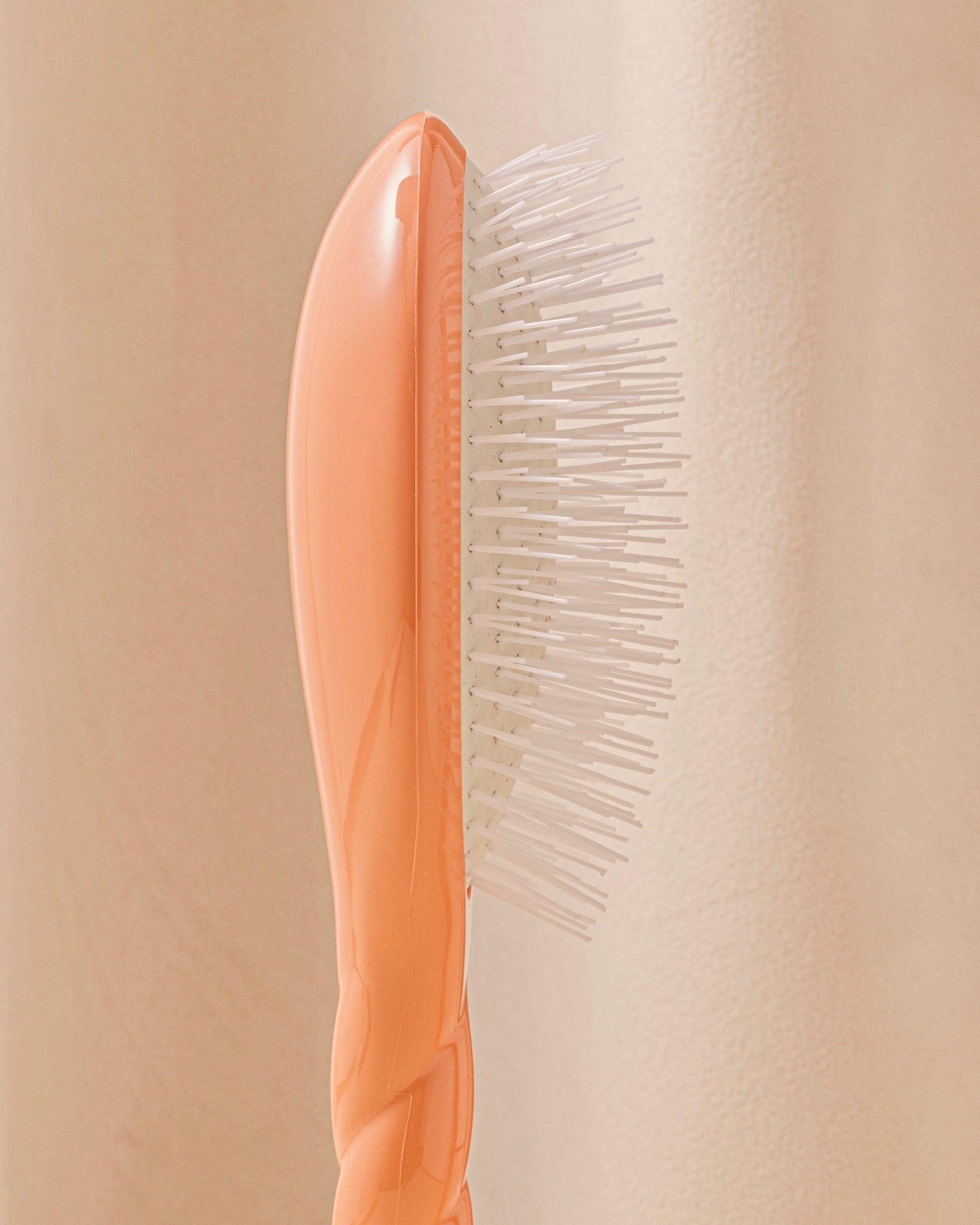 la-bonne-brosse-n-07-l-intense-brosse-d-m-lante-stimulante-grande-taille-corail image 3