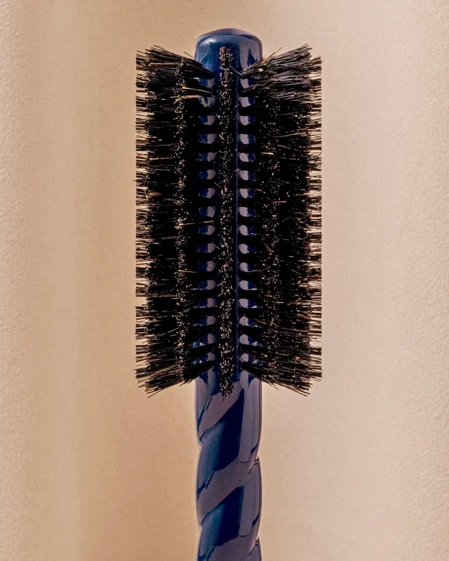 la-bonne-brosse-n-08-la-brosse-ronde-brushing-longueur-mouvement-bleu-myrtille image 1